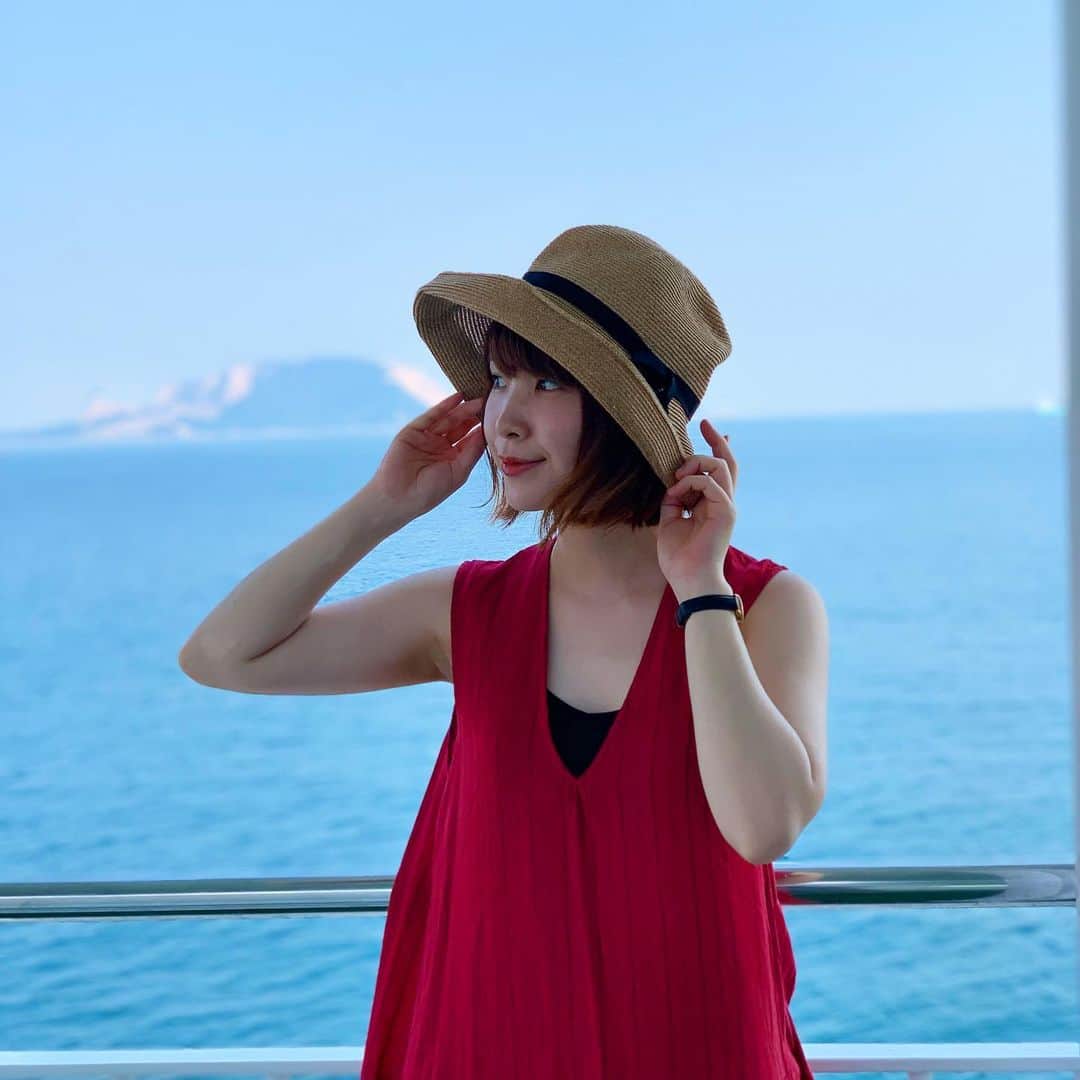 蒼山幸子さんのインスタグラム写真 - (蒼山幸子Instagram)「お休みをいただき ほんの少しだけ 夏休みをしにきています。 ずっと会いたかった 海に会えました。 毎年連れ出すワンピースと 今年も🐕🚢 このむわっと暑い空気も 潮の香りもまだまだ 嬉しい。 たくさん夏を焼きつけよう。」8月2日 19時13分 - sachiko_aoyama