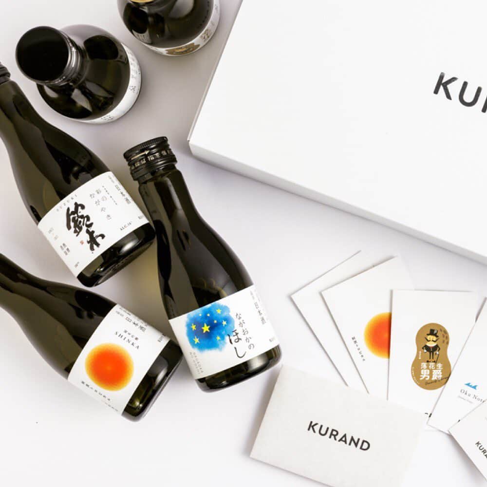 KURAND@日本酒飲み放題さんのインスタグラム写真 - (KURAND@日本酒飲み放題Instagram)「厳選したお酒を小瓶サイズ（180ml）で詰め合わせた「KURAND BOX（クランド ボックス）」。お誕生日や記念日などのお祝いに、ぜひギフトとしてプレゼントしてみてください。﻿ ﻿ ------------------------﻿ ﻿ KURANDでは「お酒のある暮らし」をテーマに写真をシェアしてます。﻿ ﻿ お酒の詳細やお買い物は @kurand_info プロフィールのリンクから公式HPからどうぞ。﻿ ﻿ #KURAND #クランド #kurandsakemarket #クランドサケマーケット #日本酒女子🍶 #日本酒バー #日本酒飲み放題 #日本酒居酒屋 #sakegram #sakestagram #sakebar #welovesake #ギフトボックス #ギフトセット #プレゼントbox #プレゼント探し #日本酒プレゼント #お中元ギフト #ギフトコンシェルジュ #プレゼント選び #飲み比べ #プレゼントにもおすすめ #🎁 #ぎふと #日本酒らぶ #日本酒飲み比べ #日本酒love #日本酒lover #日本酒飲みたい」8月2日 19時15分 - kurand_info