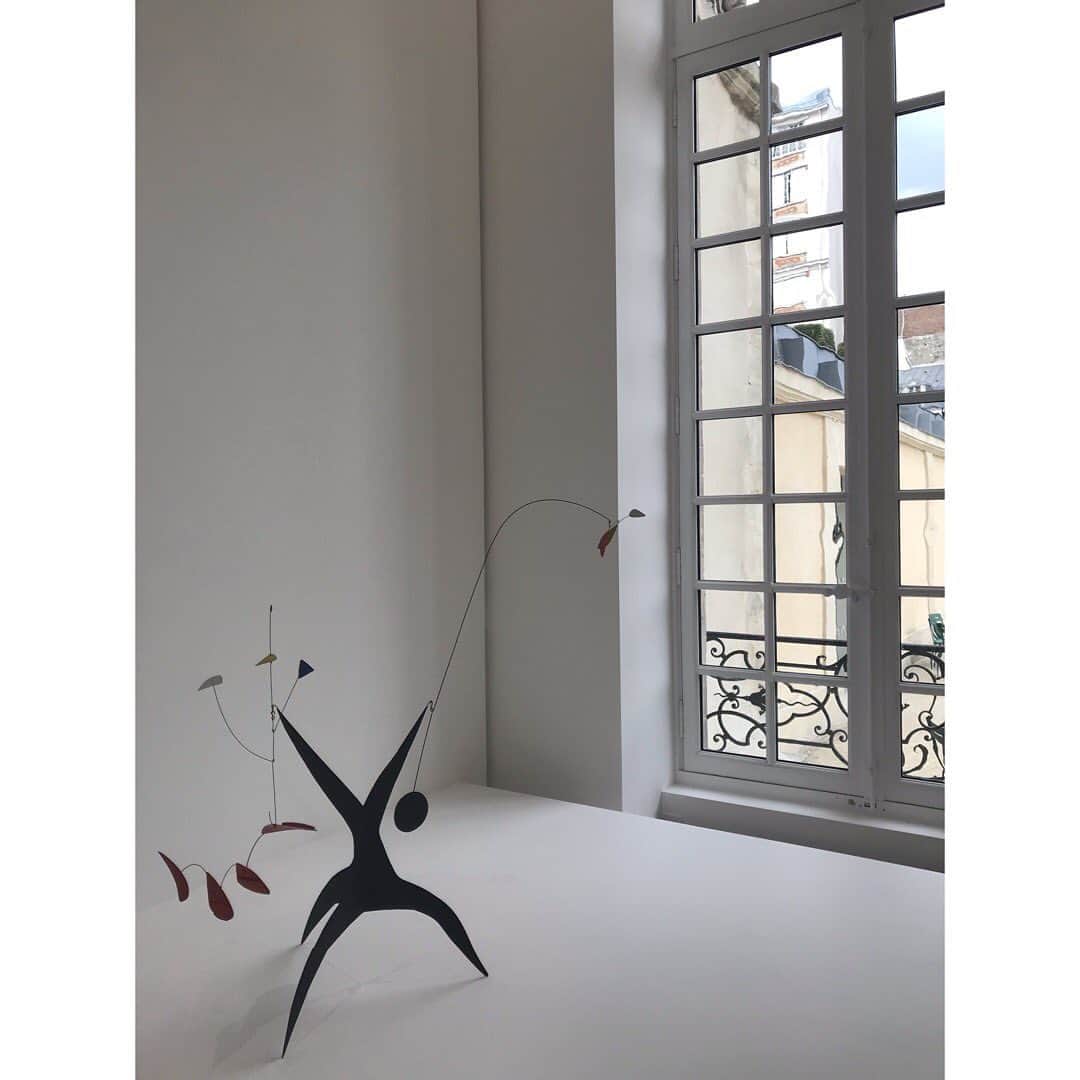 のインスタグラム：「パリに帰ってきたら行きたかった展示、Calderとピカソ。 久しく足を運んでいなかったピカソ美術館は、やっぱり素敵で、この空間で Calder の作品が見られるのは最高でした。  斬新さと遊び心、美しさと。 ピカソの作品との対比も面白くていい展示だったな。  生まれたばかりの時から手作りのモビールを見させてきた娘も気に入ったようでした。 沢山の美しいものを見せてあげたい、と思います。 #art #museedepicasso #calderalexander #myfavorite #objet #sculpture #paris」