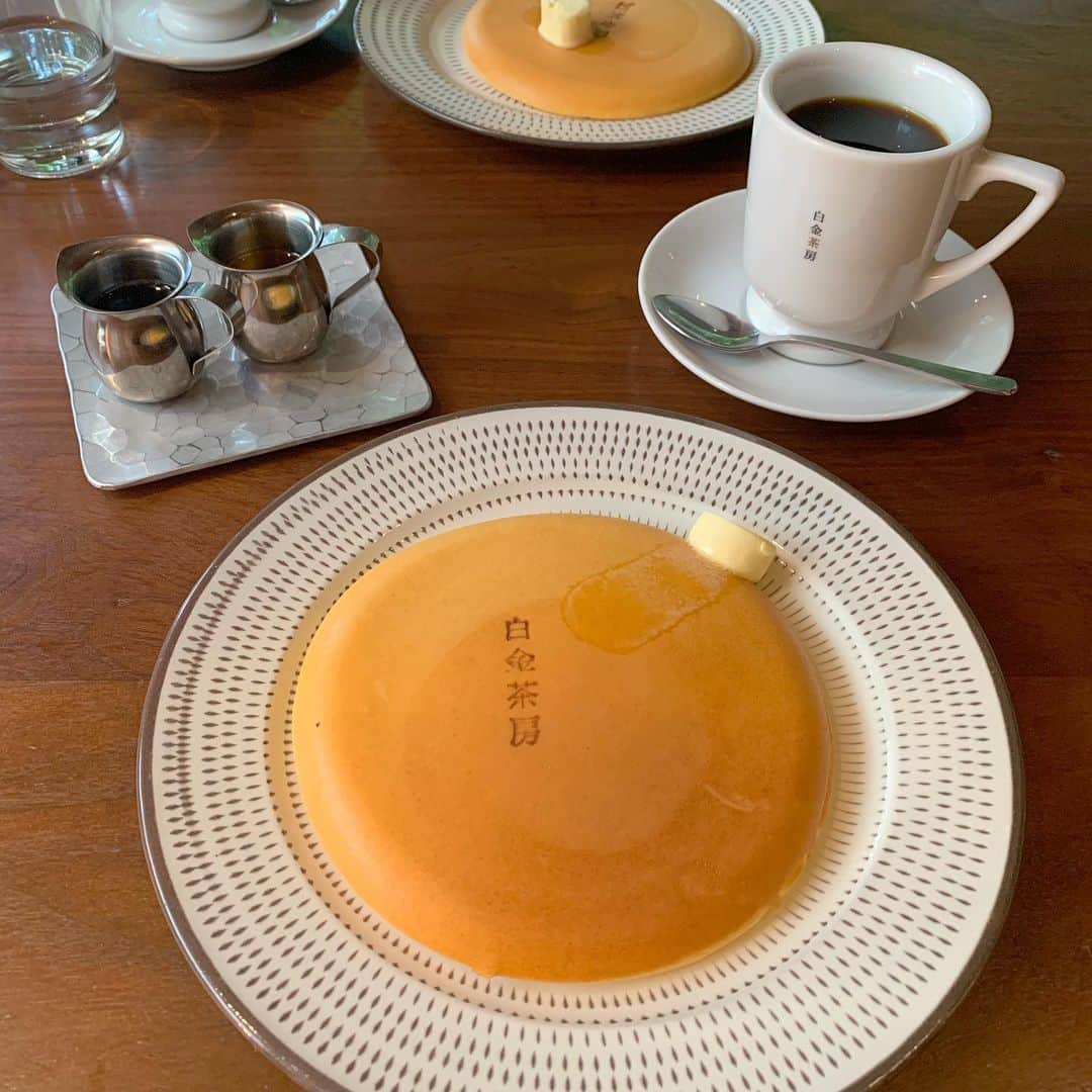 穴井千尋さんのインスタグラム写真 - (穴井千尋Instagram)「. パンケーキ🥞 ふわっふわトロットロのより、こういうシンプルなのが好き💗綺麗な丸だなぁぁ☺️バターも滑り落ちちゃう綺麗な丸☺️ . #白金茶房 #パンケーキ #福岡カフェ #白金  #pancake #cafe #fukuoka」8月2日 19時25分 - chihiro_anai_official