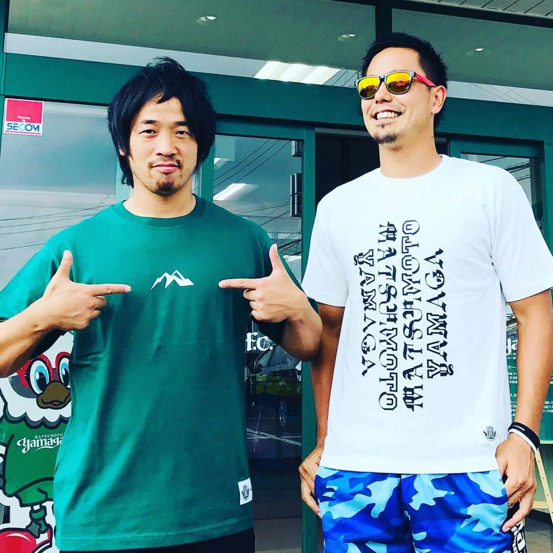 片山真人さんのインスタグラム写真 - (片山真人Instagram)「【ガチャスタグラム リベンジ編】  明後日は、リベンジの舞台⚽️ 俺も川崎に乗り込むぜ😎💨 待ってろ、アキ✨  #アウェイ #川崎フロンターレ戦 #リベンジ #Jリーグ王者 相手に #がむしゃらにぶつかるだけ #家長昭博 #JリーグMVP な奴 #8月4日は特別な日 #明後日は #等々力へ行く #グッズ販売 もやる #ラッキーくじ もやる #新商品 もでる #nikoand…コラボTシャツ #松本山雅FC #yamaga #onesoul #片山真人 #gacha #ガチャ #今井昌太 は来ません❌ #てか明後日の前にまず明日 #サッカー教室 は朝一から諏訪湖で #松本ぼんぼん の元気を川崎へ⤴️ #明日も頑張るか👍 #みんなもいい週末を #暑さに負けない #razzoli #BANDEL」8月2日 19時25分 - gachastagram.11