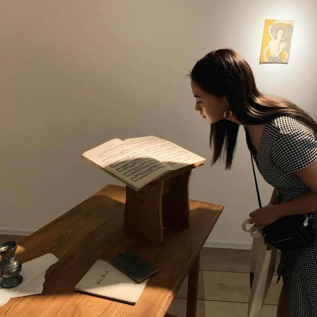 玖瑠実さんのインスタグラム写真 - (玖瑠実Instagram)「小林清乃展 「Polyphony1945 」に行ってきました📃機会が無かったら触れることができなかったことを実際に見て、感じられたり。自分と同じくらいの年齢の当時の女学生の美しい日本語でのやりとりが7つのスピーカーから聴こえてきました。手紙でのやりとり、美しい日本語、今は失われているものを感じられる空間でした☺️ #資生堂ギャラリー#shiseidogallery#shiseidoartegg」8月2日 19時18分 - kurumi_0125_