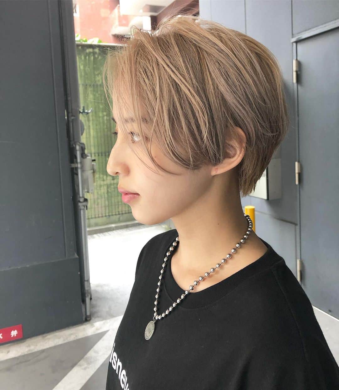 Switch HAIRさんのインスタグラム写真 - (Switch HAIRInstagram)「夏ですね🏖✨ ハイトーンのお客さまがたくさんいらっしゃってます！ switchではダメージを抑えながら艶と手触りもよくなるオラプレックスを使ったケアブリーチの施術が可能です！ cut/color by @kuro0084  makeup by @coro_hoshi  #switchhairfukuoka  #switchhair #switch #福岡美容室 #天神美容室 #大名美容室 #ヘアスタイル #ハイトーン #ヘアカラー #ブロンド #ブロンドカラー #ベージュ #ミルクティーベージュ #ショートヘア #ハンサムショート #ブリーチ #ケアブリーチ #オラプレックス #olaplex」8月2日 19時18分 - switch_hair