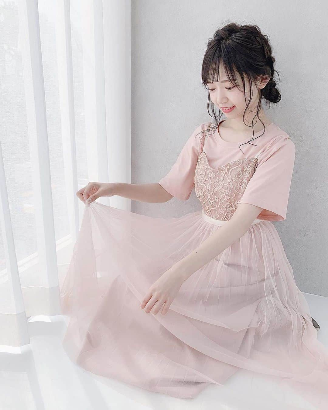 畑美紗起さんのインスタグラム写真 - (畑美紗起Instagram)「かわよきワンピース👗♡ ㅤㅤㅤㅤㅤㅤㅤㅤㅤㅤㅤㅤㅤ ️ㅤㅤㅤㅤㅤㅤㅤ  @lily_brown_official のもの🥰 ㅤㅤㅤㅤㅤㅤㅤㅤㅤㅤㅤㅤㅤ ️ㅤㅤㅤㅤㅤㅤㅤ  ピンクでフォーマルなワンピだけど セットのTシャツ合わせが甘くなりすぎなくて 大人っぽく着れてよきよき💕 ㅤㅤㅤㅤㅤㅤㅤㅤㅤㅤㅤㅤㅤ ️ㅤㅤㅤㅤㅤㅤㅤ  夏だね〜〜〜🌞 ㅤㅤㅤㅤㅤㅤㅤㅤㅤㅤㅤㅤㅤ ️ㅤㅤㅤㅤㅤㅤㅤ  かわいいヘアはわたるさん🧸 @cachetaro  ㅤㅤㅤㅤㅤㅤㅤㅤㅤㅤㅤㅤㅤ ️ㅤㅤㅤㅤㅤㅤㅤ  #コーデ #今日のコーデ #コーデ記録 #ワンピース #lilybrown #ピンク #チュールスカート #pink #ootd #ラストアイドル  #みちゃしふく #me #shooting #instagood #畑美紗起」8月2日 19時24分 - miiicha_0327