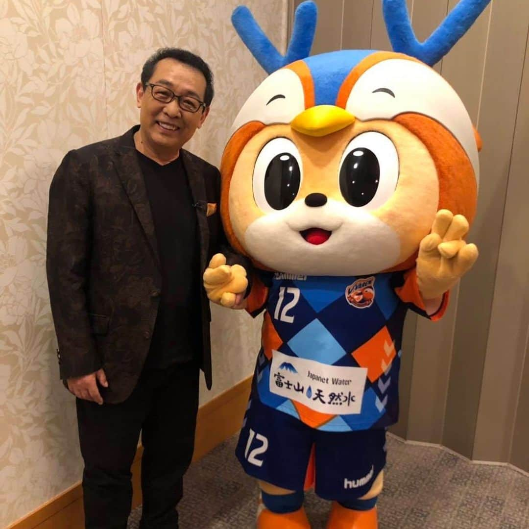 ヴィヴィくんさんのインスタグラム写真 - (ヴィヴィくんInstagram)「きのうのぶいえすヴィヴィくんは、さだまさしさんとのたいけつでした📺✨ 8がつ17にちはスタジアムでおうたをひろうしてくれるそうです☺️ ぼくもマイクのじゅんび〜🐥🎤とおもっていたら、なんとぼくはおどりをたんとうすることになりました😳✨ . みんなでいっしょにおどりたいなとおもって、さださんから教えてもらったおどりを、くらぶの公式ゆーちゅーぶでスタッフさんといっしょにしょうかいしています📺 ぜひみてください＼(^o^)／17にちは、みんなでいっしょにおどりましょう🐥👧👦👶👩👱‍♂️👵👴🎶 #vvaren #vファーレン #vファーレン長崎 #長崎 #ヴィヴィくん #さだまさし さん #またおあいできるのがたのしみです☺️🎶」8月2日 19時24分 - vivikun_vvn