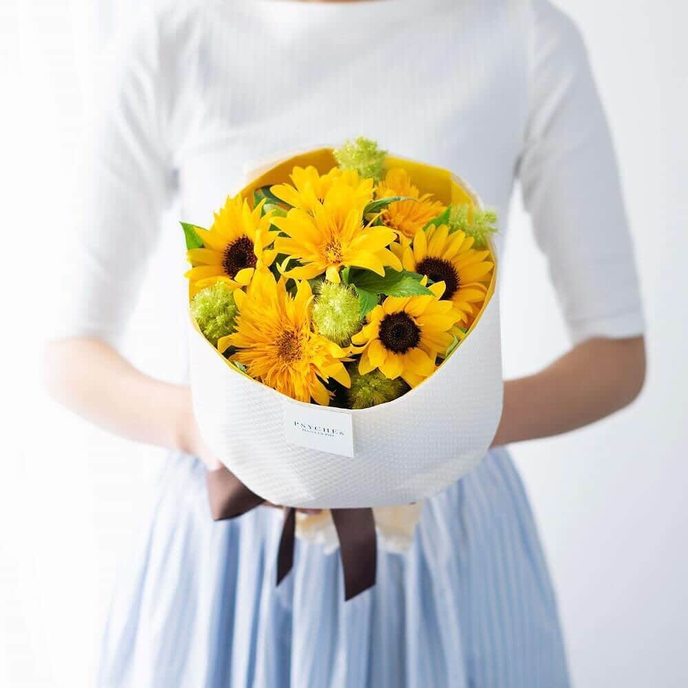 のインスタグラム：「. ひまわりいっぱいの花束は、季節限定の特別な贈り物。 お花の良いところは、つぼみが開いたり、花びらがひらひら落ちたり、 生きているからこその愛おしさや儚さを感じさせてくれます。 大切な人へ感謝やお祝いの気持ちを伝えたい時、あなたはどんなプレゼントや言葉を贈りますか？  ｰｰｰｰｰｰｰｰｰｰｰｰｰｰｰｰｰｰｰｰｰｰｰｰｰｰｰｰｰｰｰｰｰｰｰｰｰｰｰｰｰｰｰｰｰｰｰｰｰｰｰ #プシュケ #花キューピット #花 #夏 #summer #夏の花 #ひまわり #sunflower #暮らしの記録 #花のある暮らし #お花のある生活 #お花屋さん #花束 #birthdayflowers #植物のある暮らし #花瓶 #フラワーベース #おうち時間 #フローリスト #フラワーギフト # フラワーアレンジメント #flowers #プシュケ_Sunny ｰｰｰｰｰｰｰｰｰｰｰｰｰｰｰｰｰｰｰｰｰｰｰｰｰｰｰｰｰｰｰｰｰｰｰｰｰｰｰｰｰｰｰｰｰｰｰｰｰｰｰ」
