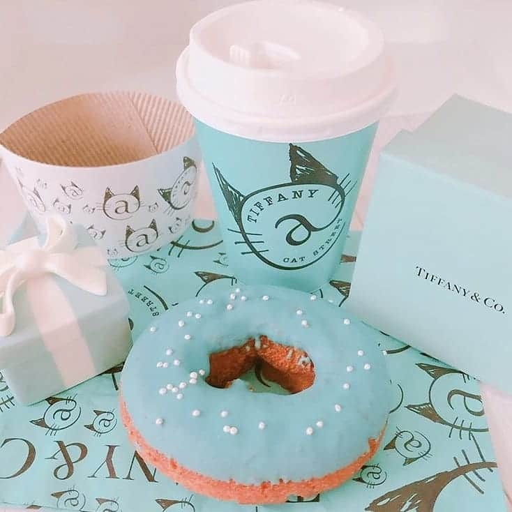 fasme.mediaさんのインスタグラム写真 - (fasme.mediaInstagram)「《tiffany cafe》 . ティファニーブルーの店内が、どこを切り取ってもおしゃれでフォトジェニック♡ . 原宿キャットストリートに3年間の期間限定でオープンした「ティファニーカフェ」。 . ドリンク、フードメニューもティファニーブルーカラーがとってもカワイイんです♡ . フォトスポットもたくさんあるので、おしゃれ空間で素敵なティータイムを楽しんでみては？♡ . . ◆店舗情報◆  TIFFANY cafe . ■住所 : 東京都渋谷区神宮前６丁目１４−５ ■営業時間 : 11:00~19:00 .  @tiffanyandco . ✳︎お気に入りの写真をfasmeをタグ付けして投稿してね♡fasmeのinstagramやwebサイトであなたの画像が紹介されるかも...♡✳︎ . . thank you♡photo...@haaamelo @pink_3_glitter . . #cafe#カフェ巡り#カフェ好き#おしゃれカフェ#カフェ好きさんと繋がりたい#cafestagram#スイーツ巡り#カフェ活#カフェさんぽ#カフェ好き#카페#카페스타그램#fasme#カフェスタグラム#TIFFANYcafe#TIFFANY&co#ティファニー#ティファニーカフェ#ティファニーブルー#フォトスポット#原宿カフェ#都内カフェ#インスタ映えカフェ#フォトジェニックカフェ#フォトジェニックドリンク#ドーナツ#harazyuku#原宿#渋谷」8月2日 19時25分 - fasme.media