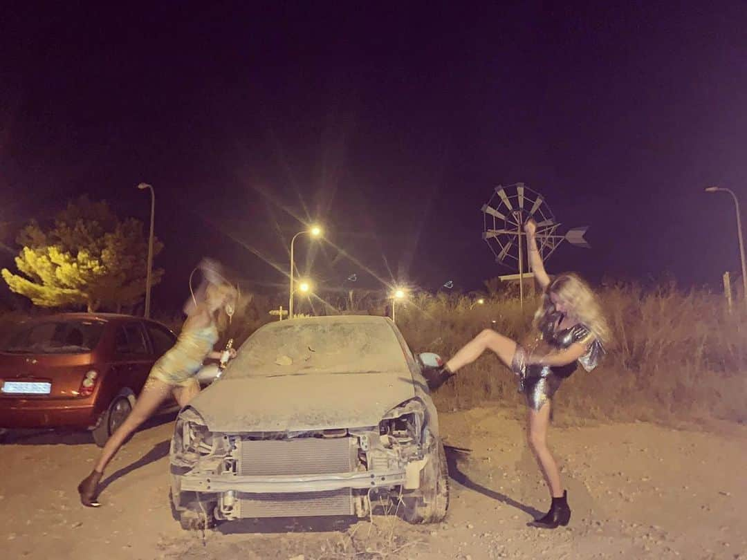 クララ・パジットさんのインスタグラム写真 - (クララ・パジットInstagram)「A smashing time . @janasascha my junkyard sidekick」8月2日 19時30分 - clarapaget