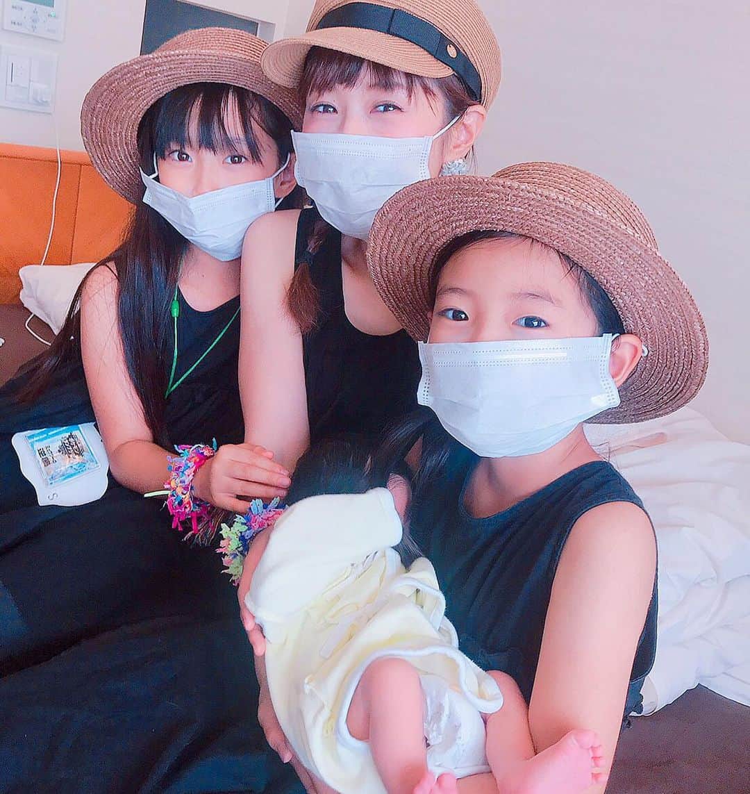 のインスタグラム：「★★★ 生後1日目 初めましてのひまりちゃん♡  あまりの小ささにサラミラカイもデレデレw ひろみちゃんもお疲れさま！ ひらりちゃんもやっと念願のお姉ちゃんだ！ また遊びに行くよー♡♡ ⁑ #新生児#生後1日目#面会#夏休み #親子コーデ#ブラックコーデ#モノトーンコーデ#プチプラコーデ #サラミラ#サラミラカイ#3人きょうだい#姉妹#姉妹コーデ#お揃いコーデ#小学生#女の子ママ#男の子ママ#ママ#ママライフ#アラフォー#アラフォーティアラママ#ワンオペ育児」