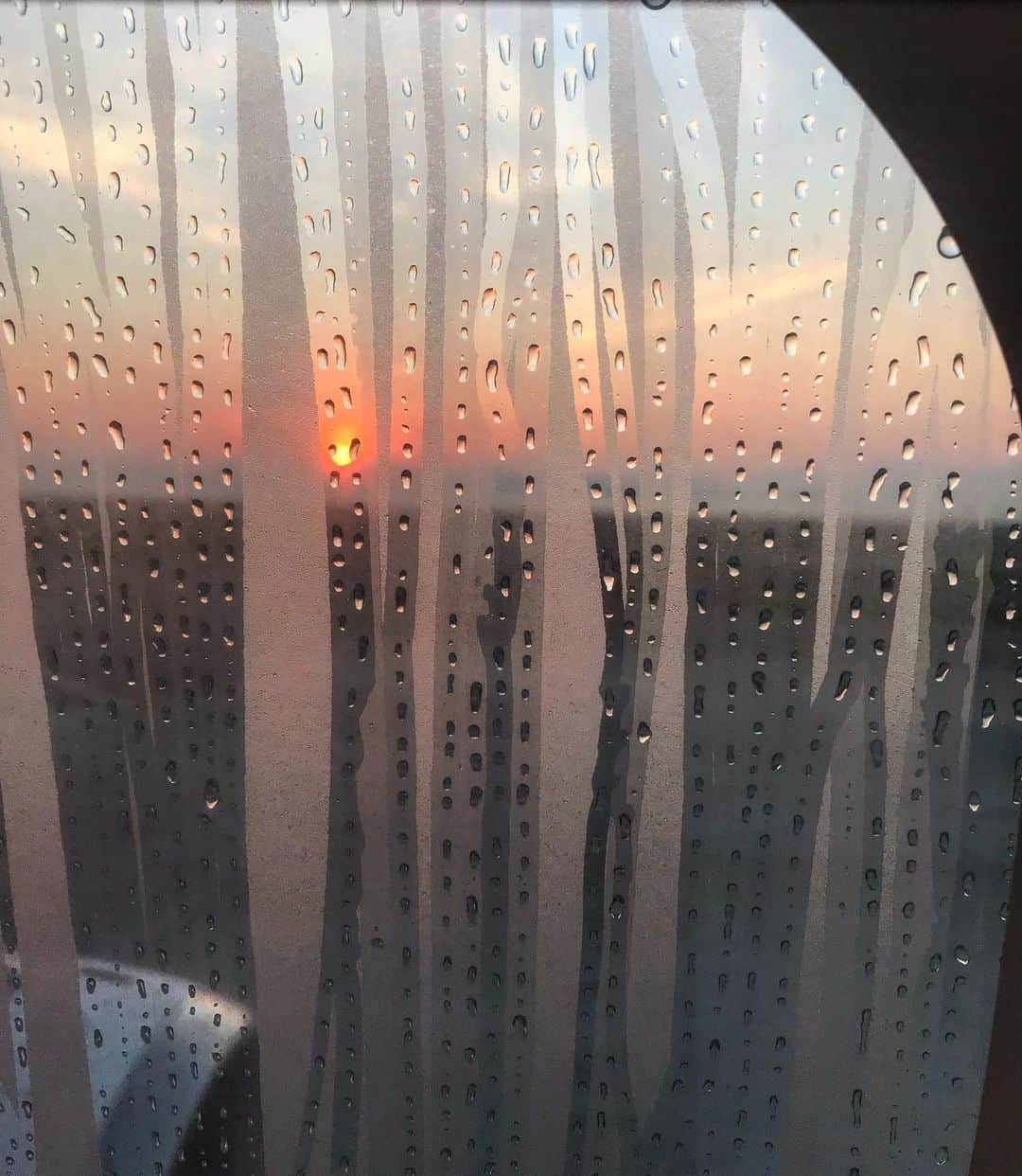 カロウ･カストロさんのインスタグラム写真 - (カロウ･カストロInstagram)「Bom dia 🌞 Principalmente pra quem acordou antes do sol nascer! 😴🤤 Vou ali trabalhar e já volto 🙋🏻‍♀️✈️ #sunrise #bateevolta #vamoquevamo」8月2日 19時31分 - castrocarol