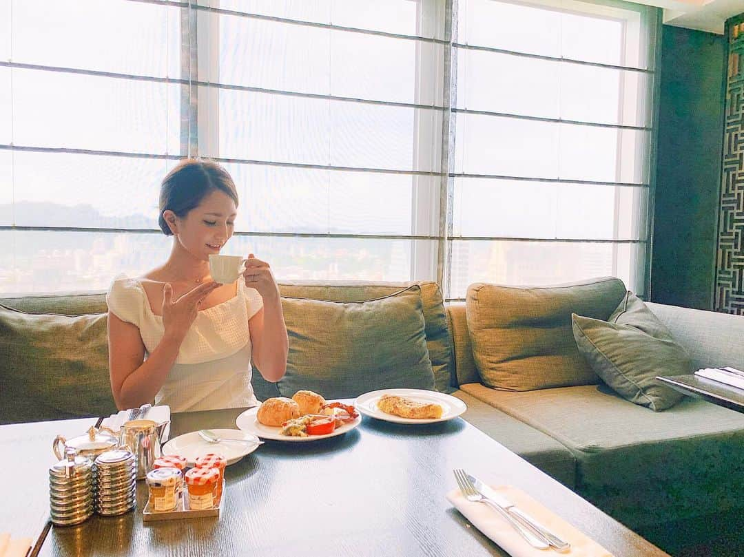 Remiさんのインスタグラム写真 - (RemiInstagram)「lovely morning @grandhyatttpe ☕️ 気がつけばもう8月！ 帰国早々日本の猛暑と蚊にやられています😵  もう少し台湾のレポートを続けたいと思います✍️ 朝はホテルのラウンジで優雅に朝食🥞☕️✨ … というのは理想で、現実は2枚目。 子供達を交互に相手しながら慌ただしく過ごしていました🙌 最近偏食がちの息子も旅行中は食べたいものを好きなだけ食べられるようブッフェスタイルが有難い🥐🥖✨ そして最終手段はやっぱりyoutube様々🙏旅行中は解禁しているので、これでもかと巧みに操作して動画を見漁っていました👉📱 「旅行中は我慢をしない」が我が家のスタイル👌  #グランドハイアット台北 #ホテルラウンジ #朝食 #ブッフェ #台湾子連れ旅 #台北 #grandhyatt #grandhyatttaipei #taiwan #hotellife #lounge #breakfast #LOVETABI #LOVETABIMama」8月2日 19時44分 - remi_912