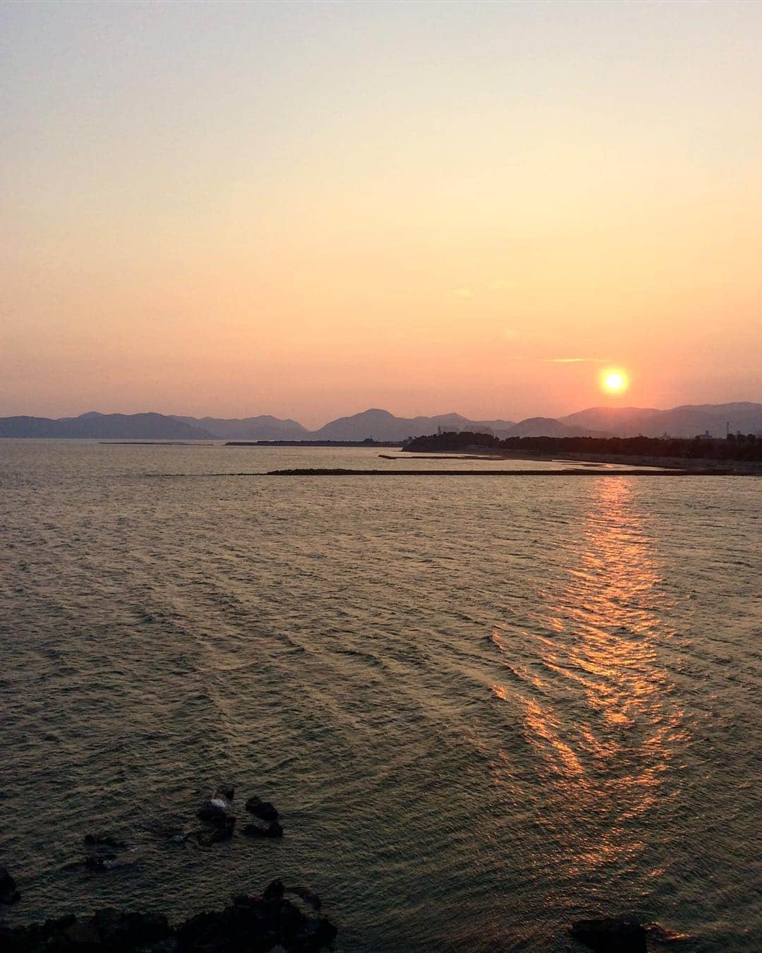 祥吉さんのインスタグラム写真 - (祥吉Instagram)「赤穂御崎18時45分の空 日中は照りつける太陽でしたが 夕暮れは優しい陽射しでした 少しだけ気温が下がった気がした風景です #播州赤穂#赤穂#赤穂御崎#赤穂温泉#赤穂温泉祥吉#潮彩きらら祥吉 #祥吉#瀬戸内海#海#空#夕陽#夕暮れ#夕暮れ時#sunset#夕焼け」8月2日 19時35分 - akoshokichi