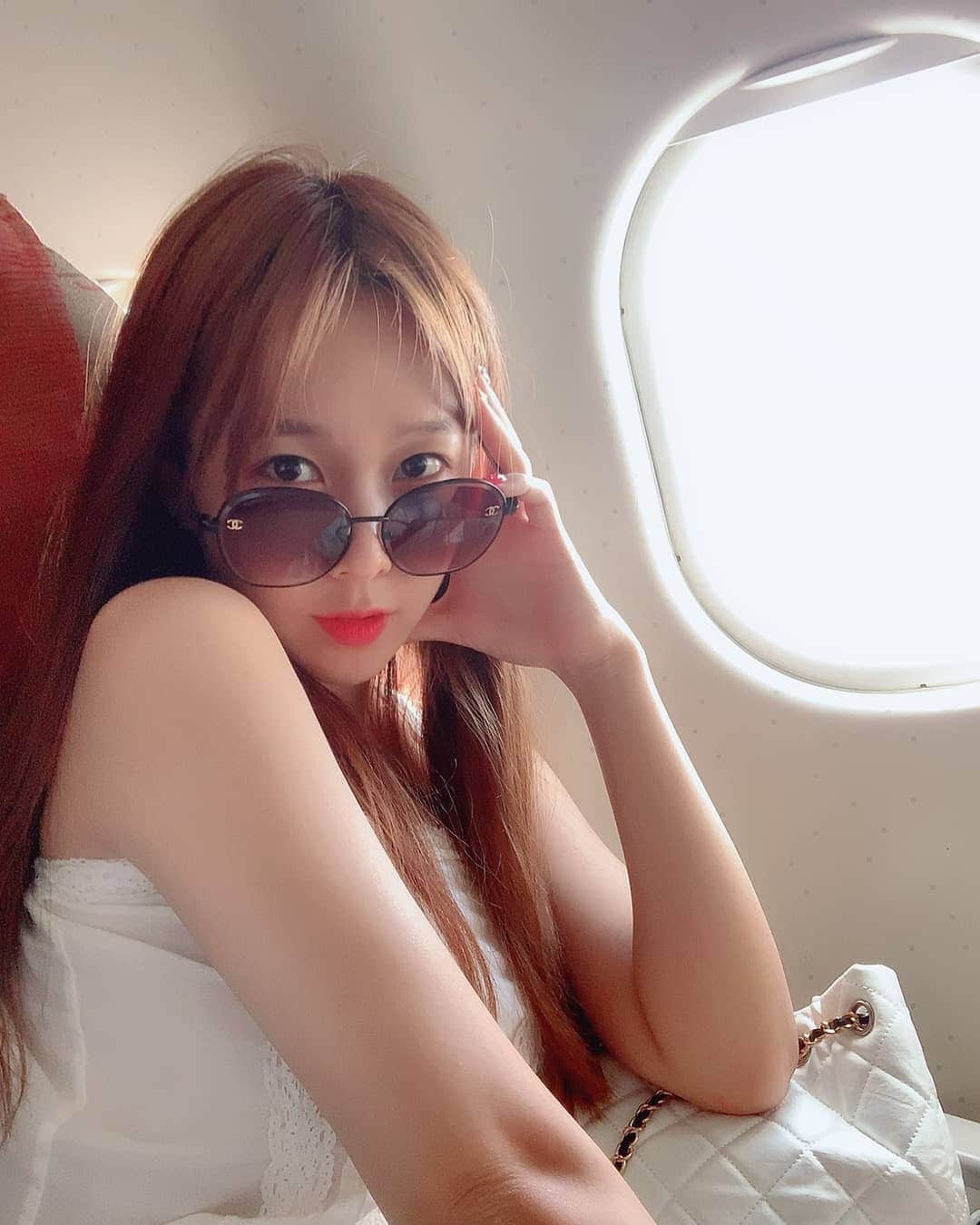 ウェイ のインスタグラム：「휴가내내 집에만 있으려다 아침에 예약하고 급 제주도로 왔당. ㅎㅎㅎ . #급여행 #무계획 #제주도 #고기국수나먹어야지 #해물라면두 #맛집추천해주세용🧡 #jejuisland」
