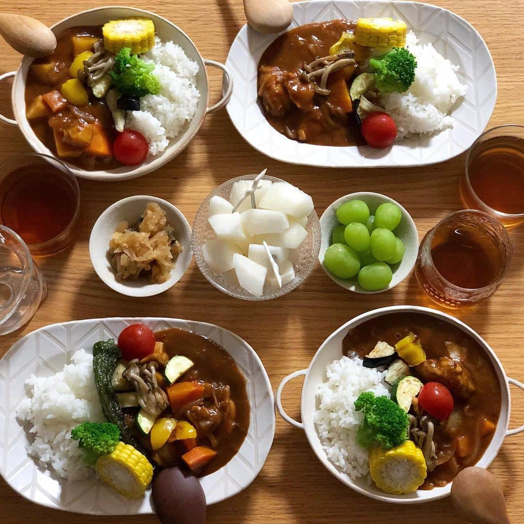 みかさんのインスタグラム写真 - (みかInstagram)「こんばんは🌝  今夜のごはんは 夏野菜のチキンカレー *  トマトたっぷり入れて 作ったカレーに 素揚げした野菜ときのこと とうもろこし、ブロッコリーを トッピング。 * みなさん勢いよく 食べてました😂 * *  カレーのあとは かき氷🍧 かき氷シロップより ヨーグルト売り場に売ってる フルーツソースをかけて 食べるのがみんなのお気に入り。 確かに自然なフルーツの甘さで 美味しい😋 あとは冷凍のカットマンゴーを 削ったり色々楽しんでます。 *  今日もほんと暑かった🥵 お疲れ様でした〜 *  #夕ごはん#晩ごはん#夕食#夕飯#カレーライス#夏野菜のカレー#夏野菜カレー#カレー#金曜日はカレーの日#うつわ#dinner#curry#curryrice#igersjp#locari#yutakana_syokutaku#macaronimate#joiceonthetable#hanadan#耐熱face#おうちごはん#おうちごはん記録#ワーママごはん#フーディーテーブル#おうちごはんlover#こどもごはん」8月2日 19時38分 - mikasko