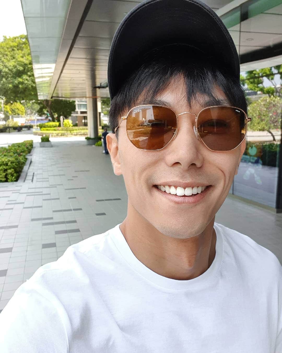 デスモンド・タンのインスタグラム：「My SMILE for the weekend! How do you like it? 😬笑容是有感染力的，记得多笑，散发多一些正能量哦!  Thank you bro @chrismakkv for making sure I've my best (and healthy!) smile all these years! And, thank you for being the gentle and fun dentist to get me off the phobia for dental treatments!」