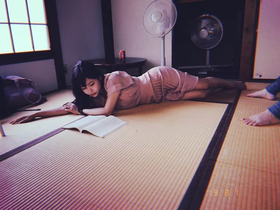 利咲のインスタグラム：「8月が始まりましたね🌻  今週から映画のクランクインをしまして絶賛撮影中です🎬 好きだった監督の作品に関われる事が出来て幸せ✨ 毎日が素晴らしい時間です。  猛暑の中での壮絶なシーンを撮ったり、心も身体も今までにないくらいの情熱を感じてます。お芝居って凄い。  忘れられない全力の夏になることでしょう🌈 撮影頑張ります！ . （完全なるオフショット… 私服でリラックスしながら台本を読んでます。 衣装と役柄は公開まで内緒！ 情報公開出来るまでお待ち下さい☺ ちなみにこの部屋は映画の撮影内容と全く関係ありません…待機場所😜） .  #映画 #movie #撮影中 #撮影 #クランクイン #オフショット #畳 #昭和 #僕の夏休み #日本の夏 #扇風機 #夏 #8月」