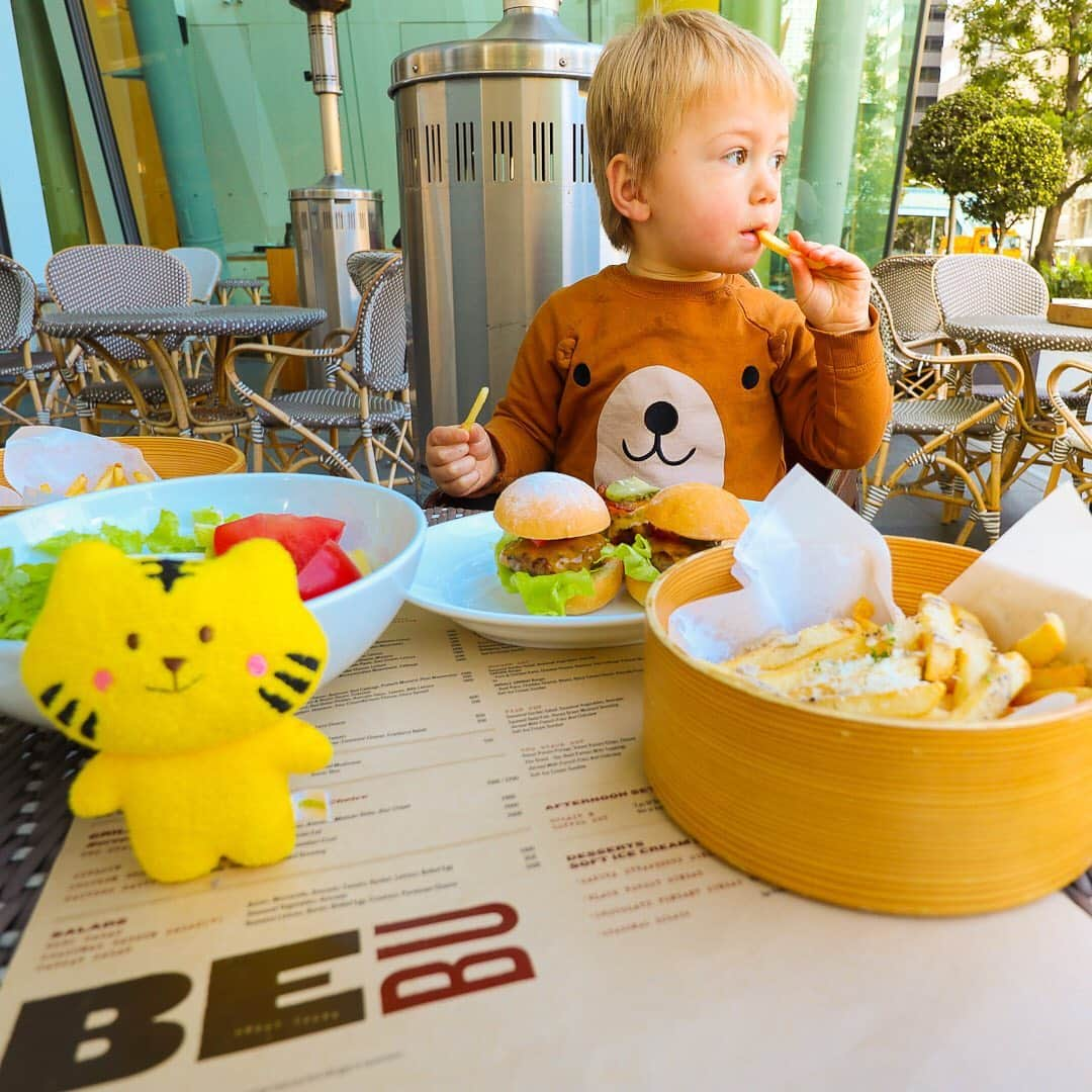 Andaz Tokyo アンダーズ 東京さんのインスタグラム写真 - (Andaz Tokyo アンダーズ 東京Instagram)「Everyone loves a good mini-burger on the patio, especially our littlest guests 🍔☀️ Join us outside at BeBu this summer and be sure to ask for our kid-friendly menu 🐯 :: BeBuでは、土日限定でキッズメニューをご提供中！🐯🍔 ミニバーガー2個にポテトなどのサイドディッシュとジュース、ソフトクリームがついたお子様も大満足のコンボです。😋 📸 Special thanks to @thebackpackingfamily」8月2日 19時45分 - andaztokyo