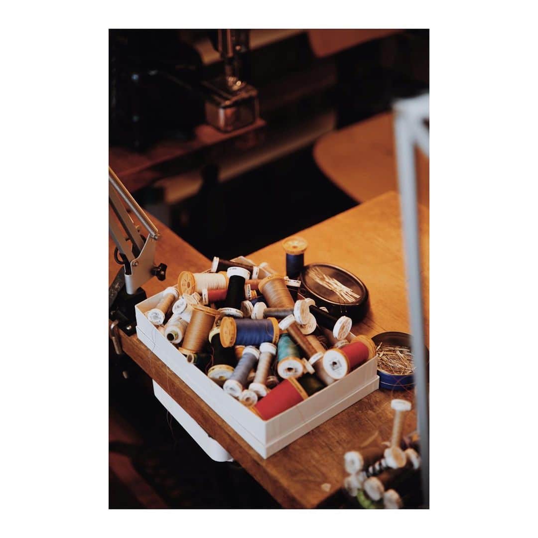 のインスタグラム：「Mühlbauer | #atelier 1010 #vienna ✨ look at those colors! The workspace of a #milliner in our atelier, 1010 Vienna.  #millinery #hatmaker #sewing」