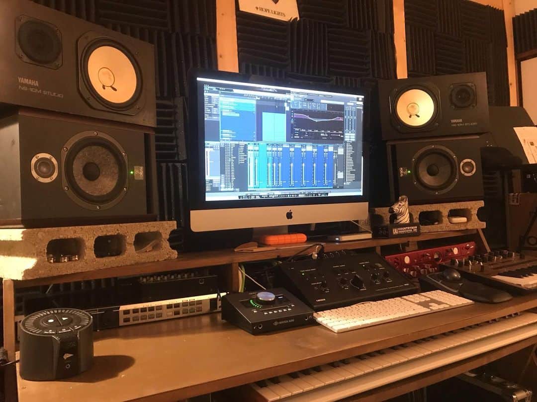 モリシーのインスタグラム：「必死になって手に入れたfocal solo6 Be。ホントはNS-10Mと分けて置きたかったが仕方ない。。。 しかし、音の解像度が高くなって楽器を鳴らすのが楽しいなぁ。 スピーカーって大事。 #focal #solo6be」