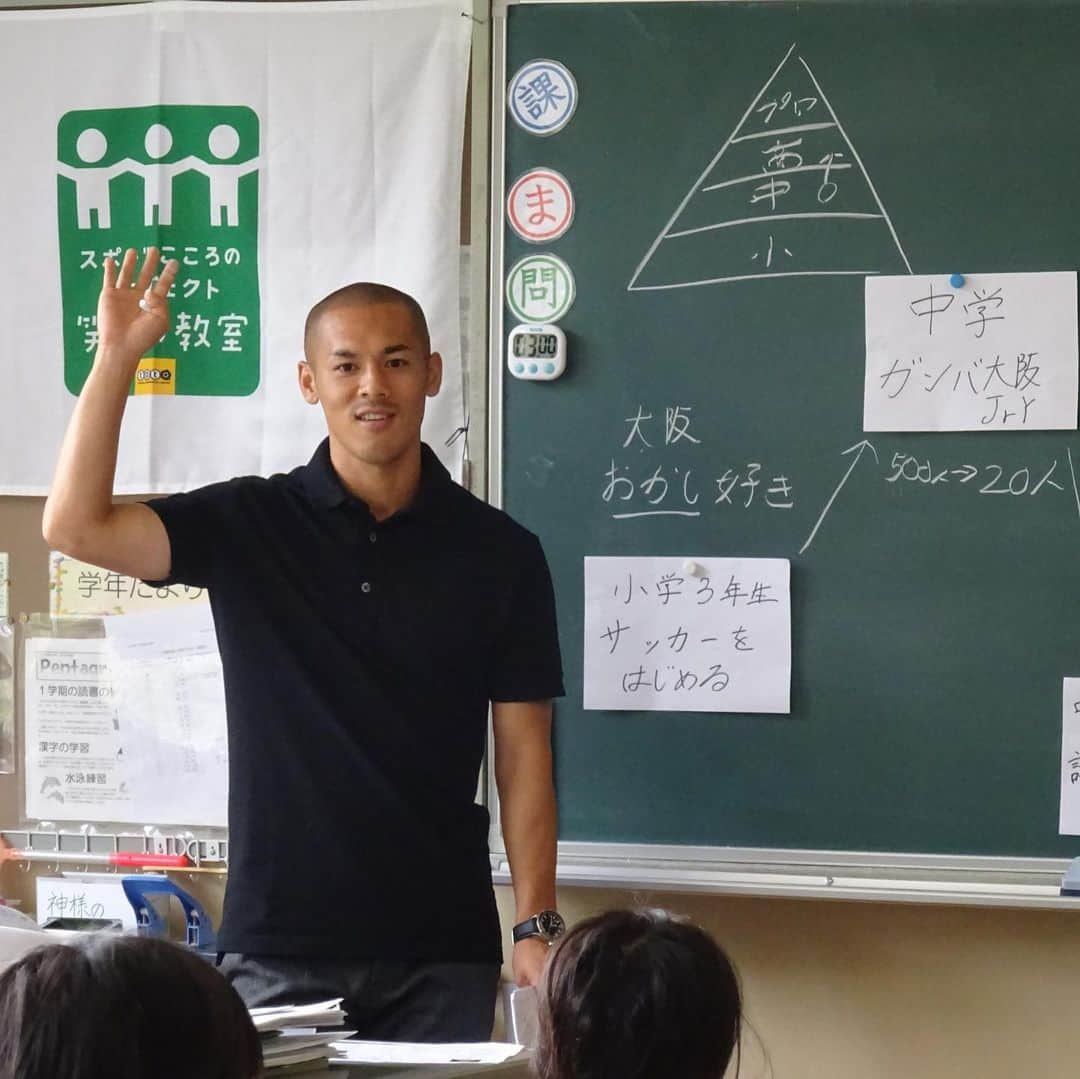 奥井諒さんのインスタグラム写真 - (奥井諒Instagram)「「ユメセン」 岩手県宮古市の磯鶏小学校で夢先生を務めさせて頂きました。 初めての経験だったのでとても緊張しましたが、子どもたちのお陰で楽しく授業が出来ました！ 子どもたちが夢を見つけたり、夢を叶えるキッカケになれば嬉しいです！ このような機会を与えて下さった皆様ありがとうございました。  #ユメセン #夢先生 #岩手県宮古市 #磯鶏小学校」8月2日 19時46分 - ryookui