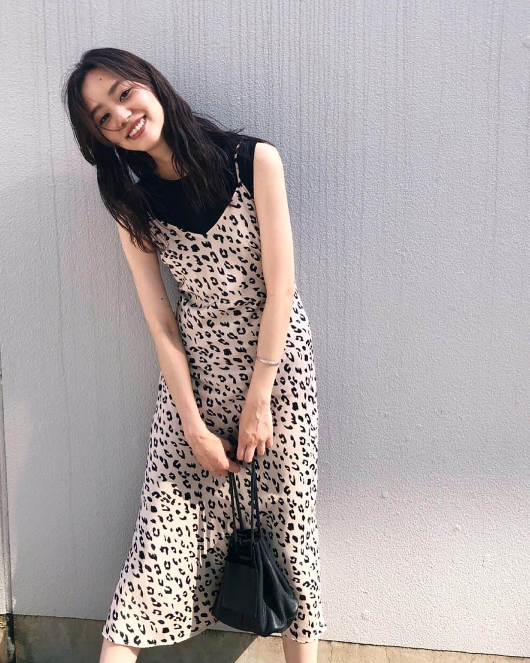 Shiho Sasakiのインスタグラム：「少しでも秋らしさを取り入れたくて レオパードドレスはノースリTOPSに合わせて着てるよ🐆 もう8月だなんて、早すぎてびっくり💭 #MOUSSY#MOUSSYSNAP」