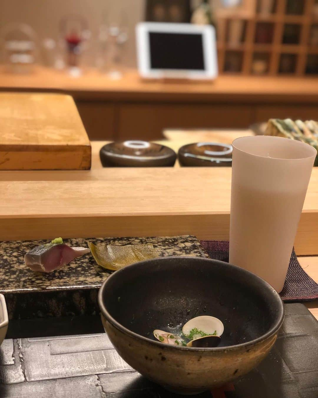 Aoiさんのインスタグラム写真 - (AoiInstagram)「結婚祝いって友達が連れてってくれたお寿司🍣 かわいい顔して、やることがイケメンすぎやしないかい🥺  美味しいお寿司に幸せいっぱい💕 いつも美味しいご飯連れてってくれてありがとう〜♡ . . . #お寿司#グルメ#表参道#女子会」8月2日 19時49分 - aoioa