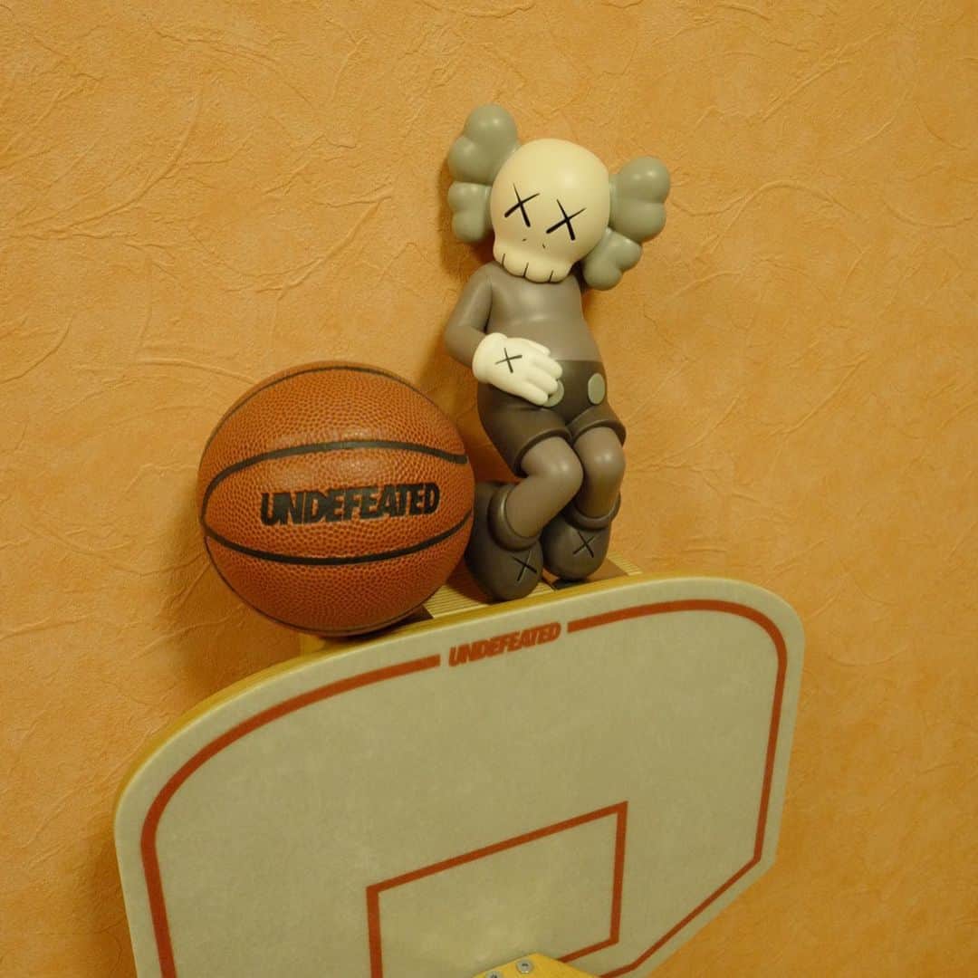 照屋 健太郎さんのインスタグラム写真 - (照屋 健太郎Instagram)「⛹️‍♂️ 🗻 @kaws  本当は寝転んでるデザインなんだけど、マイケル・ジャクソンみたいに立たせてるのも可愛いな 🇯🇵 UNDEFEATEDのバスケボード上にちょうど良いサイズ 📍🏀🥰 #KAWS #KAWSHOLIDAY #JAPAN #MtFuji #michaeljackson」8月2日 19時49分 - libertyforce_teruya