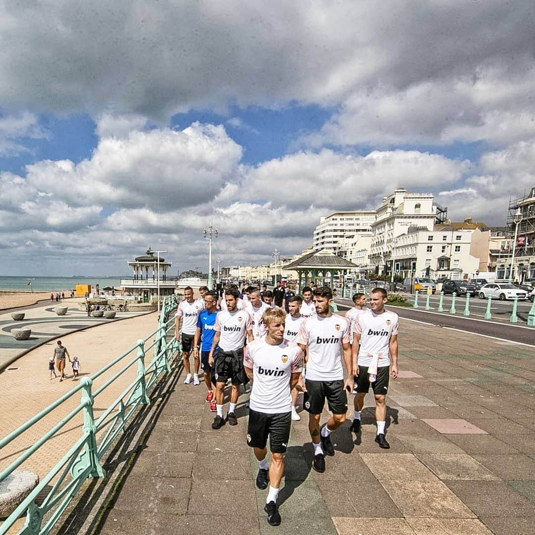 バレンシアCFさんのインスタグラム写真 - (バレンシアCFInstagram)「Strolling along the seashore 🚶‍♂🏴󠁧󠁢󠁥󠁮󠁧󠁿 . Paseo matutino del equipo horas antes del partido 🆚 @officialbhafc . #OneFamilyVCF #AmuntValencia」8月2日 20時00分 - valenciacf