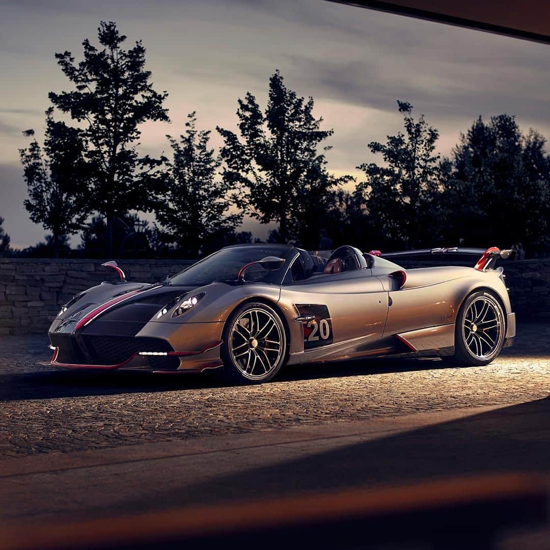 パガーニ・アウトモビリのインスタグラム：「The Roadster BC features new, exclusive composite technologies based on carbon fibre and carbon-titanium that offer an increase of 12% in torsional rigidity and 20% in flexional rigidity compared to Pagani Automobili’s state of the art technology till today.  #discoveringbc #materials #chassis #pagani #huayra #roadsterbc」