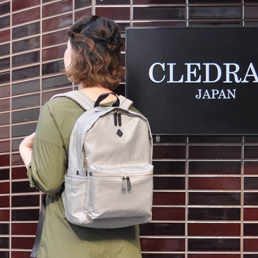 CLEDRAN_JAPANさんのインスタグラム写真 - (CLEDRAN_JAPANInstagram)「【CLEDRAN 7月の人気ランキング発表】  毎日暑い日が続いていますね。気づけば8月、夏本番となりました。  CLEDRANでは、お客様より人気商品のランキングが知りたい等のお声をいただくことがありましたので、今回から月間人気ランキングをご紹介したいと思います！  No.1【AMO PASS CASE】¥2,500 +tax クレドランの定番商品。オイルドレザーパスケース お求めやすい価格とユニセックスで使えるシンプルなデザインが好評をいただいております！！ . No.2【SANT RUCKSACK】¥23,500 +tax 軽量で型崩れしづらいナイロン仕立て。上品な光沢を放つ二層式リュックです。 CLEDRANのリュックサックの中では不動の人気商品。カジュアルなアイテムながら、コーディネートを品よくまとめてくれます。 . No.3【NOLMA TOTE】¥19,000 +tax 7月に新作として登場して早くもTOP3にランクイン。 上品な輝きを纏ったスムースレザーとシンプルながらキラリと光る個性が魅力の一品です。 凛とした佇まいで、大人のこなれ感を演出してくれます。  以上、TOP3を発表しましたが、こうしてみると定番から新作まで幅広い商品をお選びいただいている様子がわかります。  皆さんが気になる商品はありましたでしょうか。 8月はどの商品がランクインするか楽しみです。 . --------------------------- ＼豊富な写真で詳しくチェック！／ CLEDRAN online store @cledran_japan プロフィールページURL>LADIES>ONLINE STORE . ＼来て見て触って確かめられる／ CLEDRAN shop list 大阪本店 @cledran_osaka 東京店 @cledran_tokyo 名古屋ラシック店 @cledran_lachic . *各実店舗、オンラインストアで在庫状況は異なります。 気になる商品はお店に足を運ぶ前に電話で確認するのがオススメ。 商品によってはお取り寄せやお取り置きも承っています。 . また、オンラインストアでは、お得なキャンペーン情報をお届けしています。 会員登録の上、ぜひメルマガを購読してください！ -------------------------- . #cledran#クレドラン#Cledran_japan#リュックサック#rucksack#tote#トートバッグ#トート#パスケース#passcase#mens#ladies#メンズ#レディース#ユニセックス」8月2日 19時58分 - cledran_japan