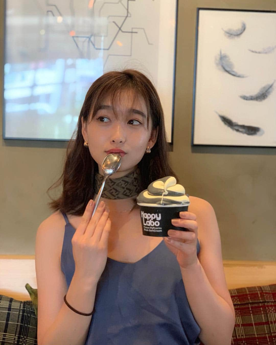 谷川りさこさんのインスタグラム写真 - (谷川りさこInstagram)「インスタ映えの モクモクアイスを初めて食べたー 大阪だよ！！ 暑い夏はアイスが恋しくなるよね！ なんつって😜 この時のキャミソールは @marque_official のもの！ #モクモクアイス#mokumoku #osaka#堀江#炭アイス#ootd#outfit#coordinate#私服」8月2日 19時59分 - risakoko