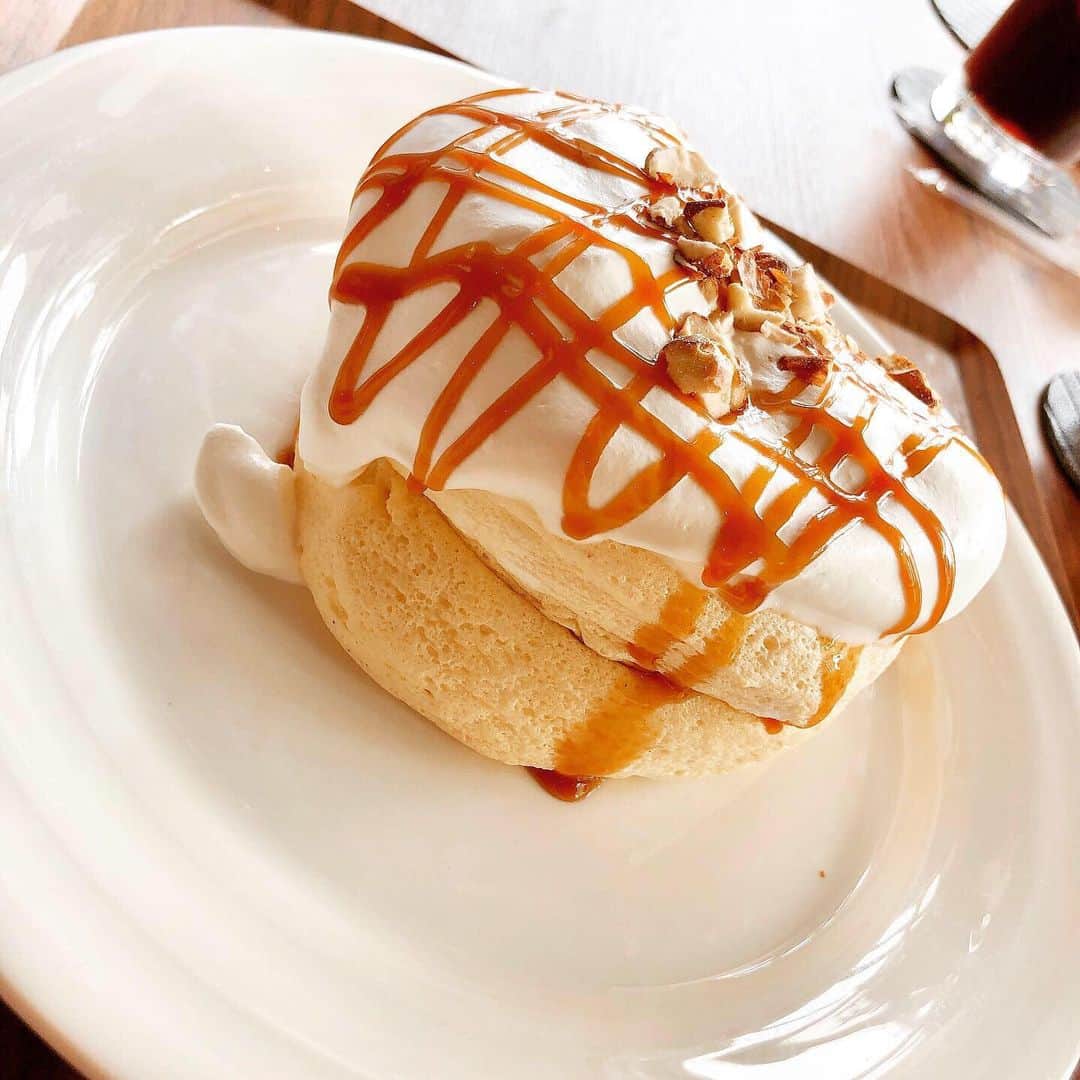 のインスタグラム：「安定のLUSHパンケーキ🥞😻🤤 #キャラメル #ナッツ #アーモンド ぜひ試してほしい おすすめは、塩を振ること🧂💕 塩キャラメルになって、より進むーー♡ ━︎━︎━︎━︎━︎━︎━︎━︎━︎━︎━︎━︎━︎━︎━︎━︎━︎━︎━︎━︎ ☜︎色々すっとばしてるけどみんなを見習って今日の出来事をあげる😂♡ パンケーキ8個が、あっという間だったね〜😂🥞 @wawaka26 @chika.fuwa.fuwa.co @uri_maru 今日は夏休み中でもあったので子どもたち含め‥10名で来店🤭🥞💕 みんな、タブレット見たりゲームしたり😂でもペロッと食べちゃって美味しかったね〜😘👏 それにしても暑い毎日。。🌤 今朝は出校日🏫、深夜まで読書感想文に追われて😂😭💦ポスターと習字とこれで大物たちは、無事終了〜👏✨✨ よくがんばりましたー❗️ ━︎━︎━︎━︎━︎━︎━︎━︎━︎━︎━︎━︎━︎━︎━︎━︎━︎━︎━︎━︎ #北海道 #お土産 #ありがとう #産地ビール #ロイズ #旅行 #避暑地 #行きたい」