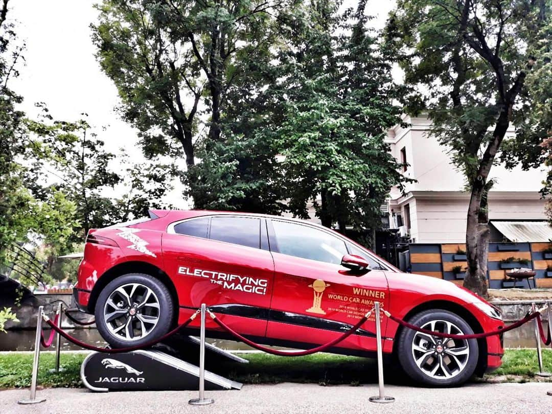 Delia Matacheさんのインスタグラム写真 - (Delia MatacheInstagram)「Jaguar takes over Cluj-Napoca.🐆 #Jaguar #TheArtOfPerformance #ElectrifyingTheMagic #JaguarJourneys #Ad  @jaguar_romania」8月2日 20時02分 - delia