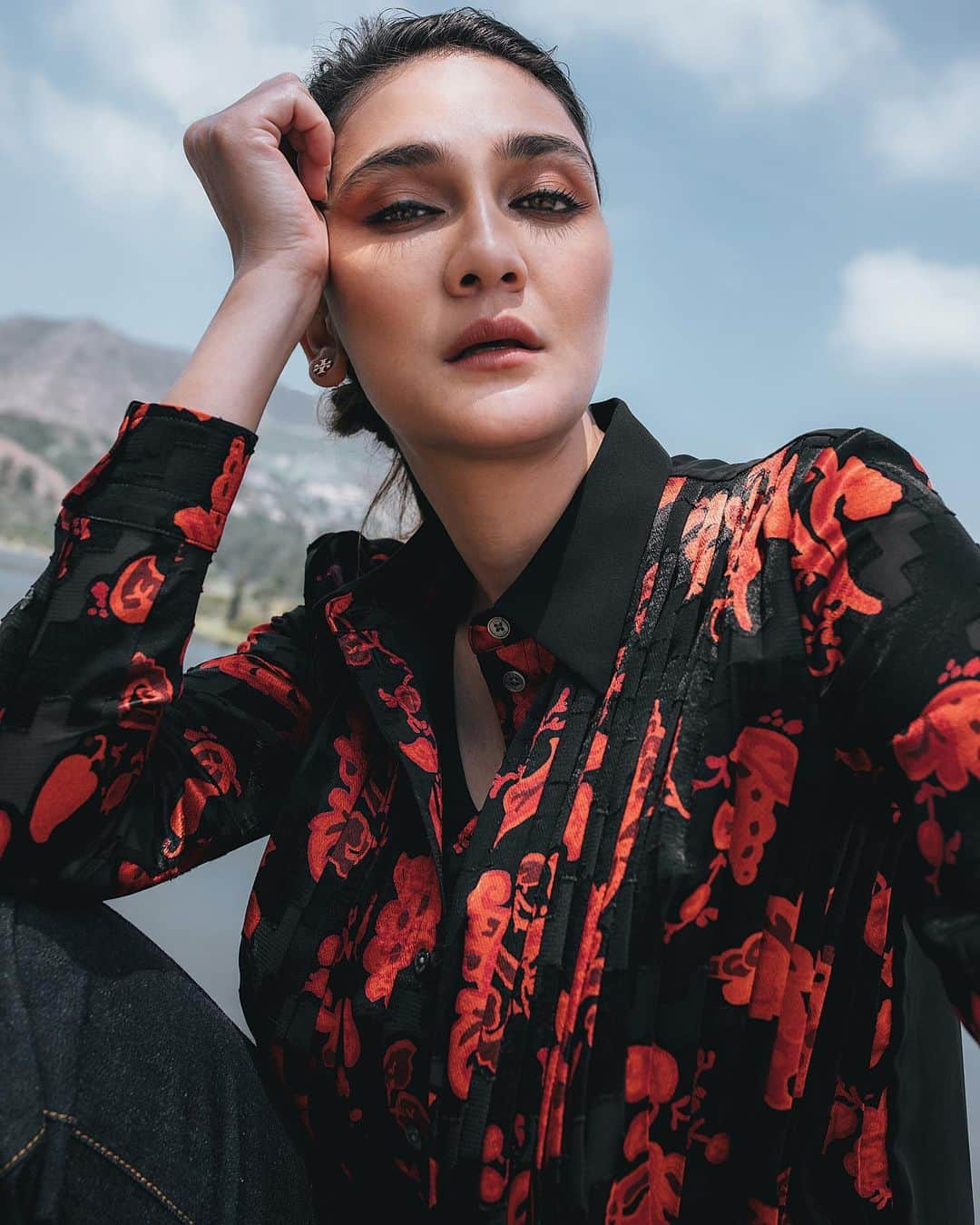 ルナ・マヤさんのインスタグラム写真 - (ルナ・マヤInstagram)「When in LA @herworldindonesia #augustissue #fashioneditorial in @toryburch @time.international styled by @bimopermadi photo by @bryanbrndn makeup and hair @makeupreadytogo」8月2日 20時05分 - lunamaya