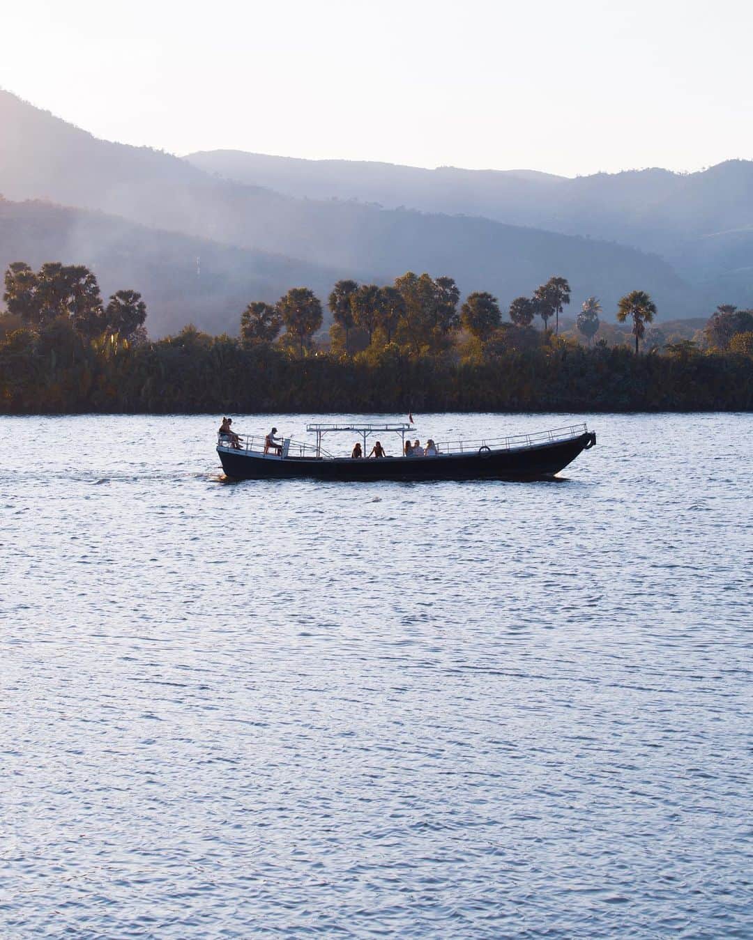 Shunsuke Miyatakeのインスタグラム：「A Kampot evening / カンポットの夕暮れ。」
