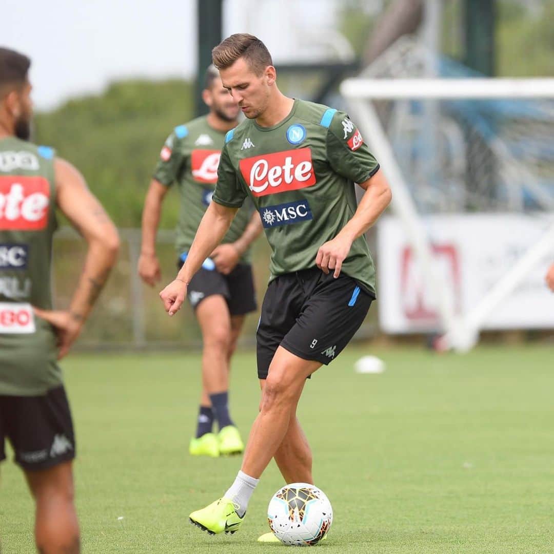 アルカディウシュ・ミリクのインスタグラム：「Training done ✔⚽️#ForzaNapoliSempre #Napoli #football」