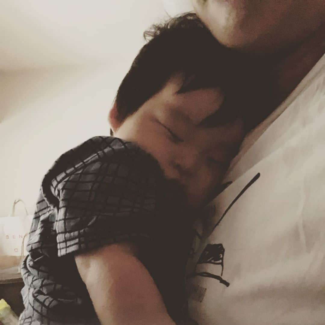 藤田裕樹さんのインスタグラム写真 - (藤田裕樹Instagram)「【寝かしつけノークッキング】﻿ ﻿ ﻿ 賛否のコメントありがとうございます。﻿ えー、これはあれですね、﻿ ﻿ ﻿ ﻿ ただの寝かしつけ ﻿ ﻿ です。﻿ ﻿ ﻿ 結構得意かも。。。﻿ ﻿ #寝かしつけ ﻿ #寝かしつけノークッキング ﻿ #寝かしつけクッキング #ただの寝かしつけ  #胸で寝てくれる嬉しさ  #愛しす  #世界平和﻿ ﻿#吉本自宅劇場」8月2日 20時12分 - fujiboy0730