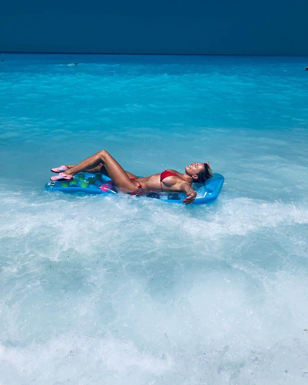 キャロライン・ヴリーランドさんのインスタグラム写真 - (キャロライン・ヴリーランドInstagram)「Acting like I’m one with the ocean but then that bitch spat me out 😂 ps peep my water socks... pure sex 😩」8月2日 20時16分 - carolinevreeland