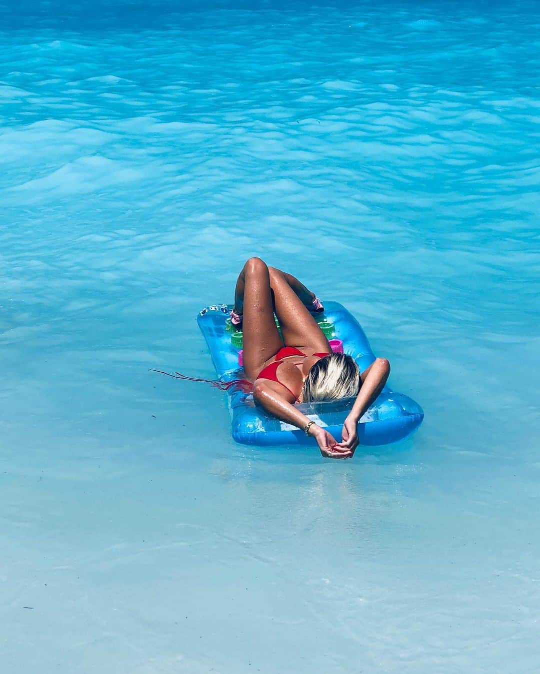 キャロライン・ヴリーランドさんのインスタグラム写真 - (キャロライン・ヴリーランドInstagram)「Acting like I’m one with the ocean but then that bitch spat me out 😂 ps peep my water socks... pure sex 😩」8月2日 20時16分 - carolinevreeland