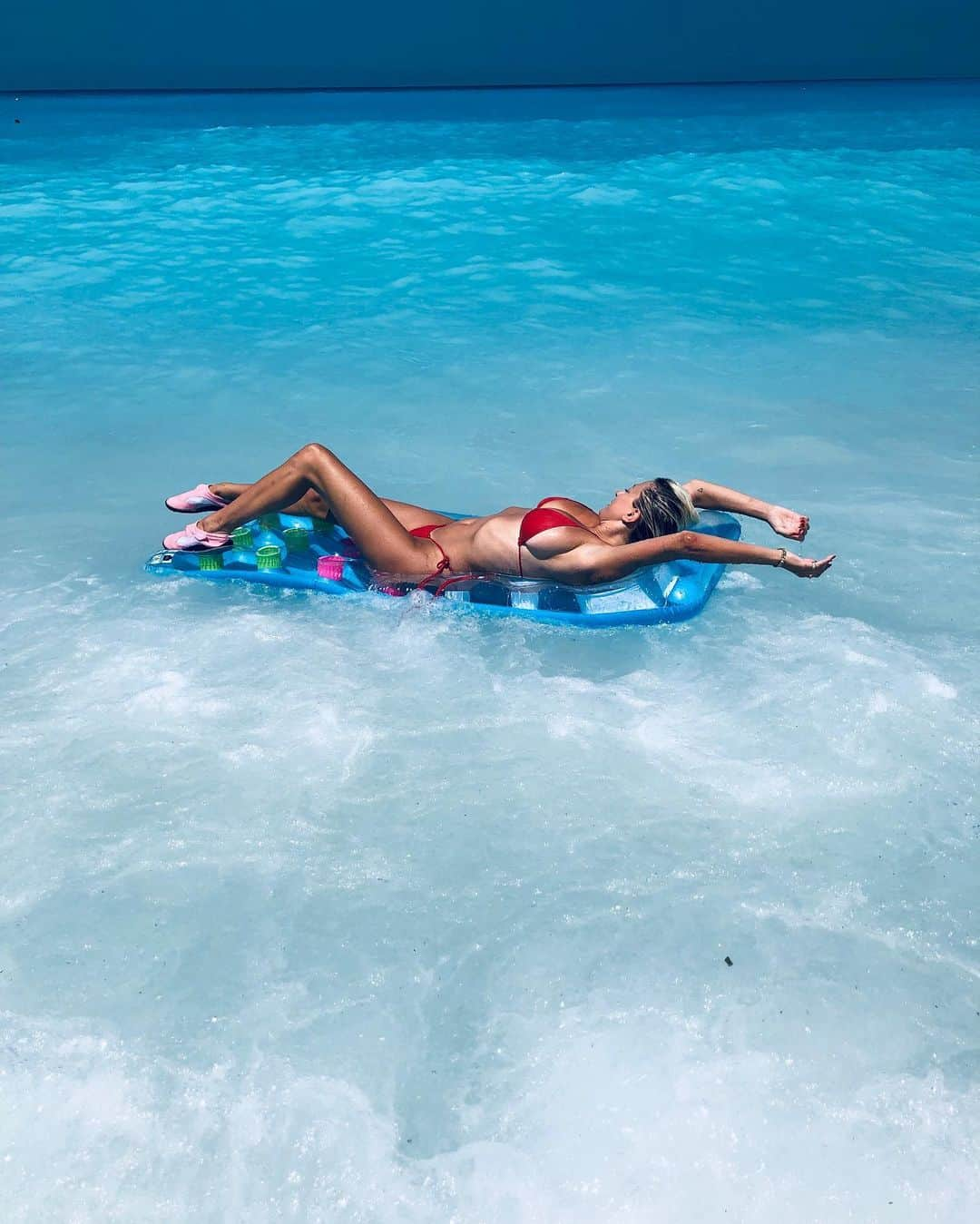 キャロライン・ヴリーランドさんのインスタグラム写真 - (キャロライン・ヴリーランドInstagram)「Acting like I’m one with the ocean but then that bitch spat me out 😂 ps peep my water socks... pure sex 😩」8月2日 20時16分 - carolinevreeland