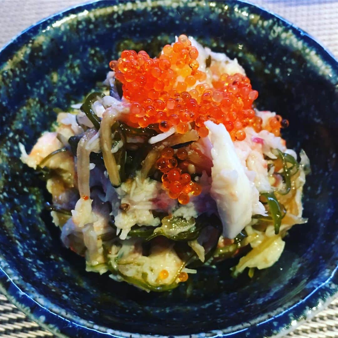 宮田麺児のインスタグラム：「ほぼズワイガニの松前漬け。 絶品。  #松前漬け#ズワイガニ」