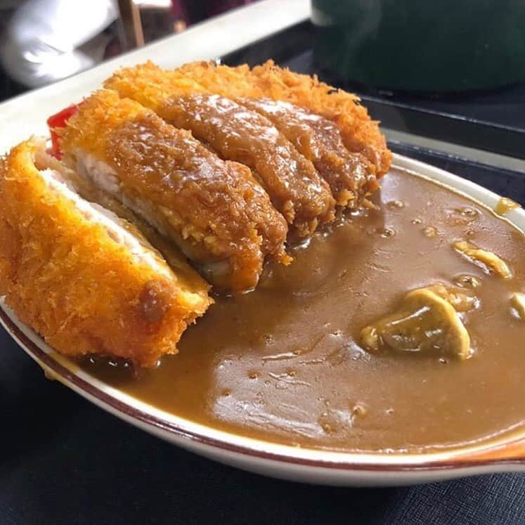 aumoグルメさんのインスタグラム写真 - (aumoグルメInstagram)「. ❤︎🍛ボリューム満点！カツカレー🍛❤︎ . 大盛りで有名なこちらのお店！ たくさん食べて暑い夏を乗りきりましょう💪 . 写真提供 : @n.s.z.k さん﻿﻿ 素敵なお写真をありがとうございました♡﻿﻿ .﻿﻿ . 店名：『玉屋』 ぜひ訪れてみてくださいね。 . . あなたが撮影したベストグルメpicに﻿﻿ 「#aumo」を付けて教えて下さいっ☺︎﻿﻿﻿ あなたの投稿が紹介されるかも♪﻿﻿﻿ . aumoアプリは毎日配信！おでかけや最新グルメなどaumo読者が気になる情報が満載♡﻿﻿ ダウンロードはプロフィールのURLから✔︎﻿ (iPhone&Android版) . #玉屋#nagoya#カレー#カツカレー#ボリューム満点#食いしん坊#デカ盛り#大盛り#特盛#育ち盛り#東区#愛知ランチ#インスタ映え#ランチ部#グルメ女子#グルメな人と繋がりたい#グルメ部#グルメ旅#たべすたぐらむ#グルメ好きな人と繋がりたい#食べもの好きな人と繋がりたい#ランチ#グルメ#ごはん記録」8月2日 20時16分 - aumo_gourmet