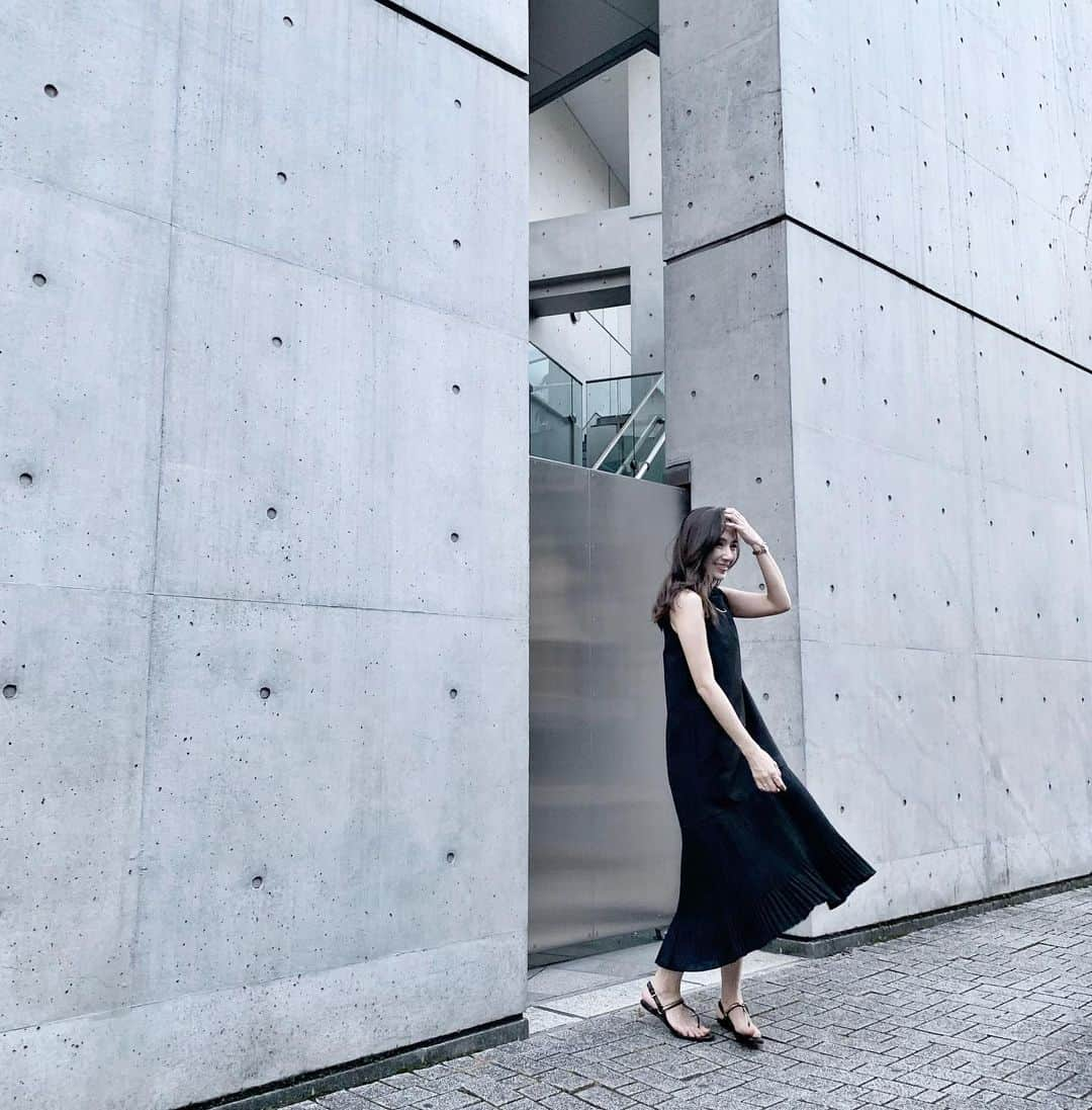 小林さりさんのインスタグラム写真 - (小林さりInstagram)「black coordinate⋆︎* ・ ・ ちょっと綺麗目だけどカジュアルにも着れる万能ワンピ♡ @storynine_jp で買ってからしょっちゅう着てる◡̈*⑅ パリッとした生地感がきちんと感を出してくれる ༘* ・ ・ #ワンピース……#storynine #サンダル………#gucci ・ ・ #コーディネート #コーデ #sサイズ #sサイズコーデ #サマーワンピ #ストーリーナイン #黒コーデ #ブラックコーデ #さりの服」8月2日 20時21分 - _____sari