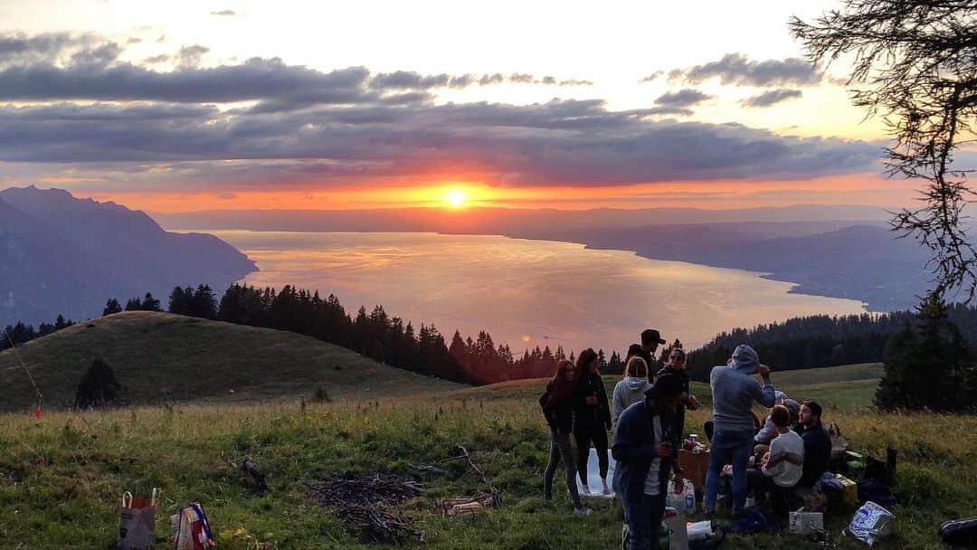 Bastian Bakerさんのインスタグラム写真 - (Bastian BakerInstagram)「The most beautiful country in the world ❤️🇨🇭🇨🇭❤️ #magic #lacleman #potes #excursion #nature #pure #sunset #coucherdesoleil #thanks #merci #danke #grazie」8月2日 20時23分 - bastianbaker