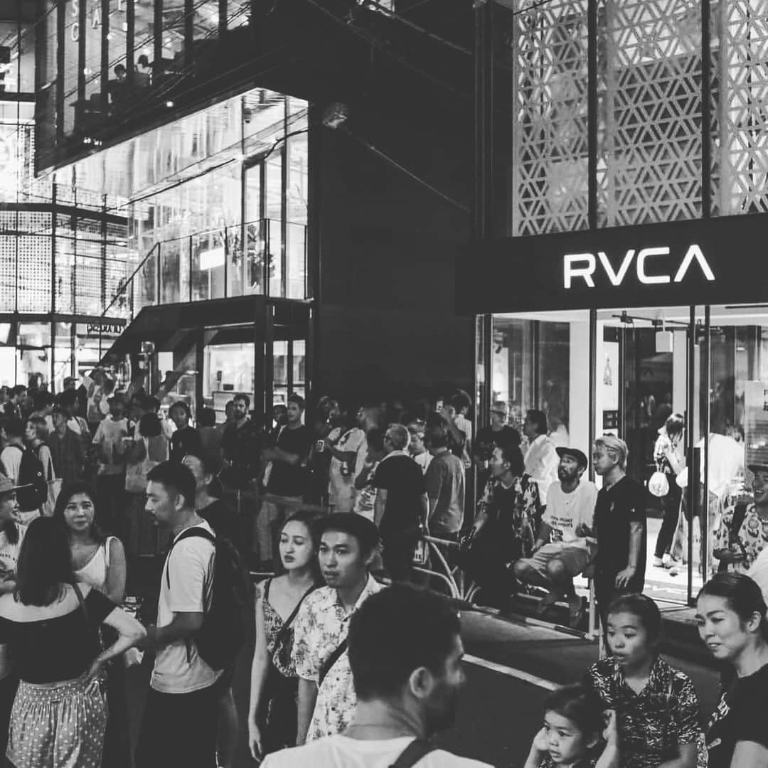 RVCA Japanさんのインスタグラム写真 - (RVCA JapanInstagram)「RVCA x #BeautifulLosers || #RVCAWorldTour のメインイベントである本イベントのオープニングは記録に残るイベントとなりました || 8/4までご覧いただくことが可能なので、皆さまこの貴重な機会をぜひお見逃しなく || Photos by @delonbone @jbradford_photo || @artistnetworkprogram @aaronroseofficial @rvca #RVCATokyo ー>」8月2日 20時24分 - rvcajapan