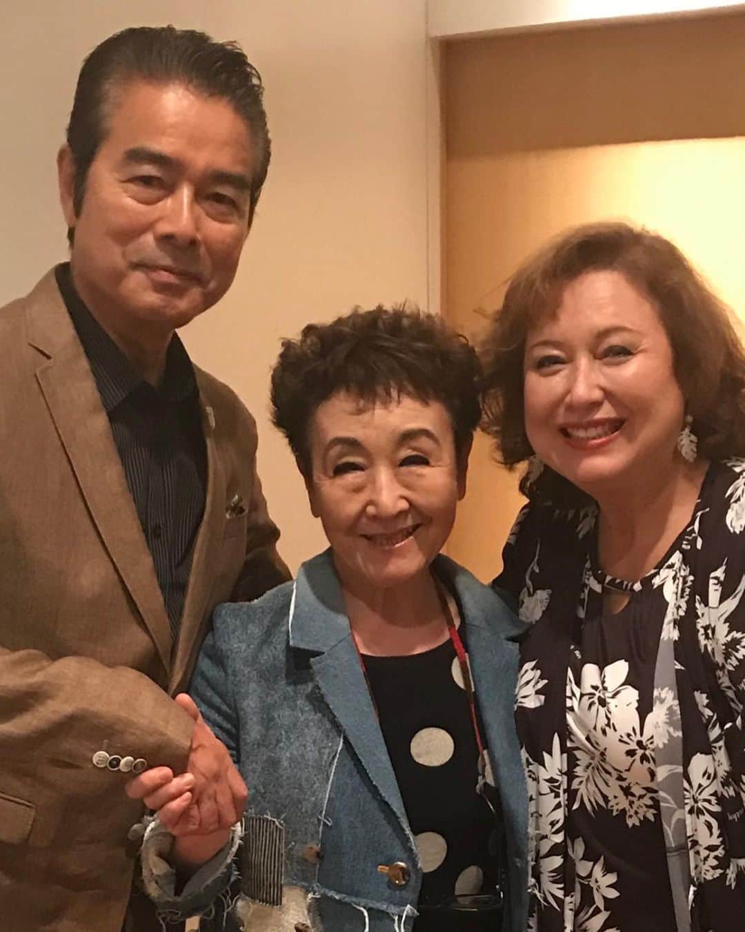 キャシー中島さんのインスタグラム写真 - (キャシー中島Instagram)「* 今、アメリカンクラブに来ています。 ダイアモンド☆ユカイさんのコンサートです。 加藤登紀子さんに久しぶりにお会いしました。 サンミュージックの相澤社長も一緒です！」8月2日 20時25分 - official_kathynakajima