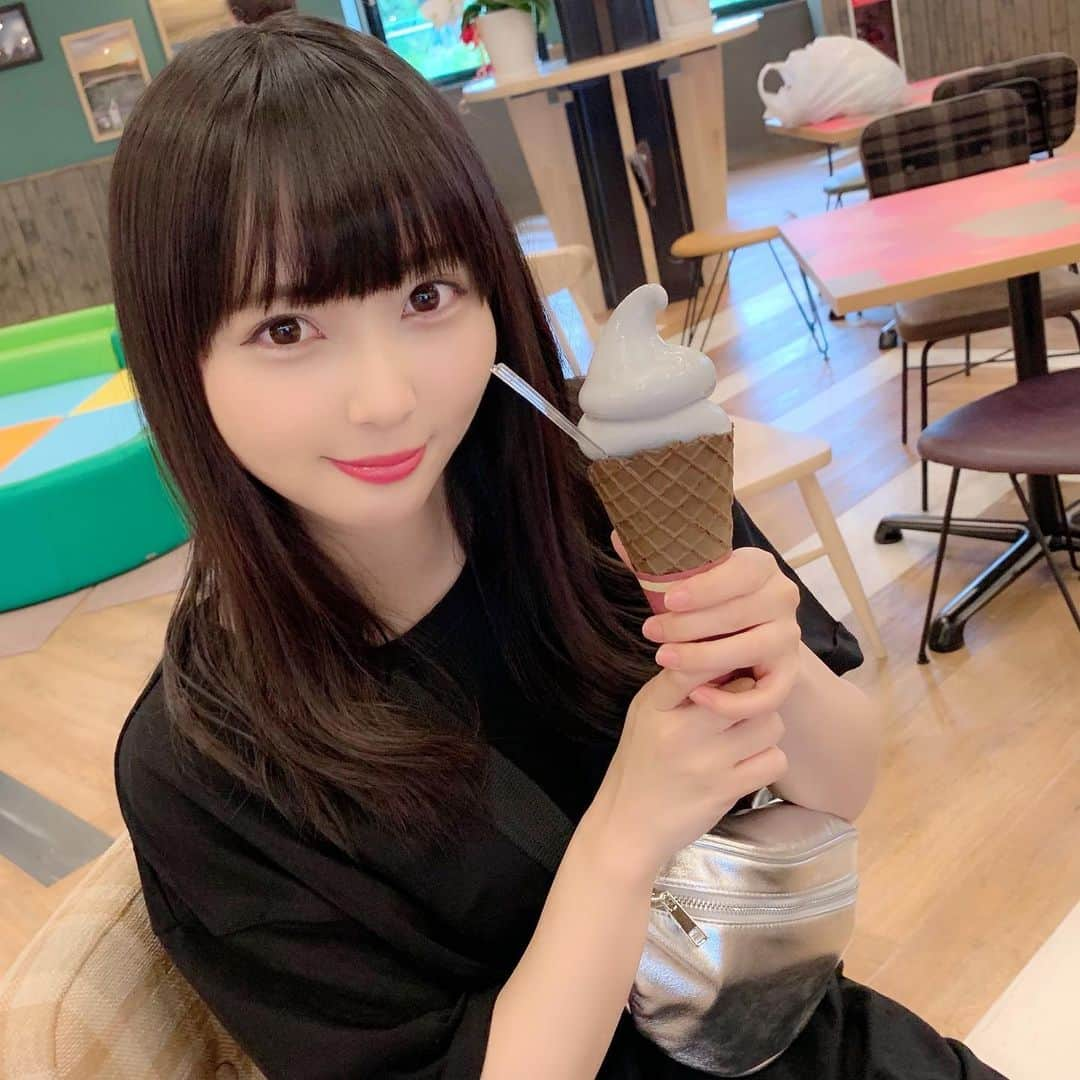 堀詩音さんのインスタグラム写真 - (堀詩音Instagram)「不思議な色のソフトクリーム🍦﻿ ﻿ ﻿ 炭が練りこまれているからこちらのお色だけど﻿ 味はしっかりミルク味だったよ🐄﻿ ﻿ ﻿ #蒸気機関車 からでるもくもくでる煙の色を﻿ イメージしているからこの色なんだとか🤔﻿ ﻿ ﻿ #蒸気機関車D51 320号が展示されている﻿ #道の駅あびらD51ステーション ならではの﻿ メニューで美味しかったよ〜✌︎✌︎✌︎﻿ ﻿ ﻿ ﻿ ﻿ ﻿ #北海道 #hokkaido #北海道旅行 #安平 #abira #あびら #安平町 #あびらd51ステーション #あびら道の駅 #追分駅 #追分 #おいわけ #道の駅 #安平道の駅 #安平町道の駅 #ソフトクリーム部 #ソフトクリーム巡り #ソフトクリーム大好き」8月2日 20時29分 - shion_hori