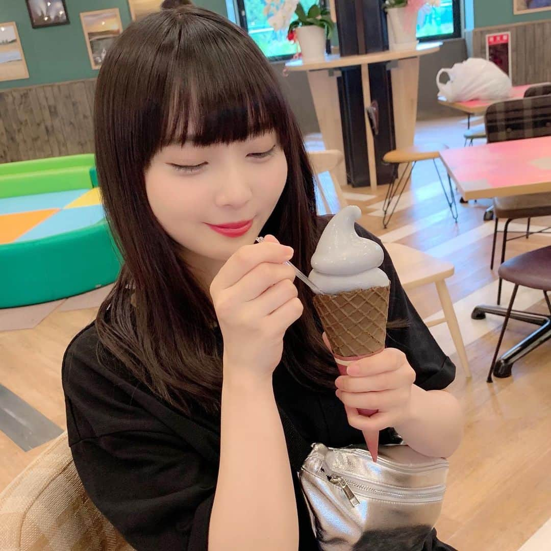 堀詩音さんのインスタグラム写真 - (堀詩音Instagram)「不思議な色のソフトクリーム🍦﻿ ﻿ ﻿ 炭が練りこまれているからこちらのお色だけど﻿ 味はしっかりミルク味だったよ🐄﻿ ﻿ ﻿ #蒸気機関車 からでるもくもくでる煙の色を﻿ イメージしているからこの色なんだとか🤔﻿ ﻿ ﻿ #蒸気機関車D51 320号が展示されている﻿ #道の駅あびらD51ステーション ならではの﻿ メニューで美味しかったよ〜✌︎✌︎✌︎﻿ ﻿ ﻿ ﻿ ﻿ ﻿ #北海道 #hokkaido #北海道旅行 #安平 #abira #あびら #安平町 #あびらd51ステーション #あびら道の駅 #追分駅 #追分 #おいわけ #道の駅 #安平道の駅 #安平町道の駅 #ソフトクリーム部 #ソフトクリーム巡り #ソフトクリーム大好き」8月2日 20時29分 - shion_hori