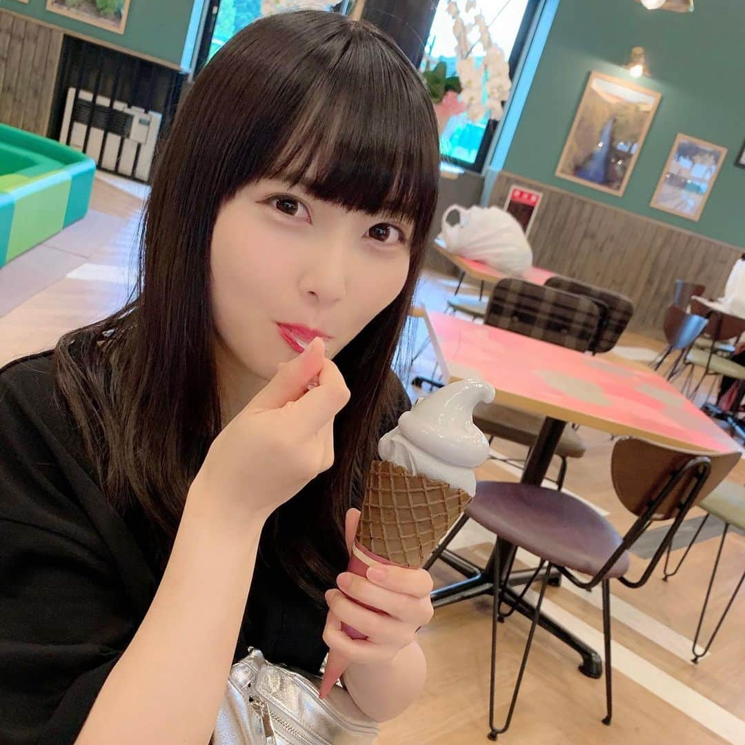 堀詩音さんのインスタグラム写真 - (堀詩音Instagram)「不思議な色のソフトクリーム🍦﻿ ﻿ ﻿ 炭が練りこまれているからこちらのお色だけど﻿ 味はしっかりミルク味だったよ🐄﻿ ﻿ ﻿ #蒸気機関車 からでるもくもくでる煙の色を﻿ イメージしているからこの色なんだとか🤔﻿ ﻿ ﻿ #蒸気機関車D51 320号が展示されている﻿ #道の駅あびらD51ステーション ならではの﻿ メニューで美味しかったよ〜✌︎✌︎✌︎﻿ ﻿ ﻿ ﻿ ﻿ ﻿ #北海道 #hokkaido #北海道旅行 #安平 #abira #あびら #安平町 #あびらd51ステーション #あびら道の駅 #追分駅 #追分 #おいわけ #道の駅 #安平道の駅 #安平町道の駅 #ソフトクリーム部 #ソフトクリーム巡り #ソフトクリーム大好き」8月2日 20時29分 - shion_hori