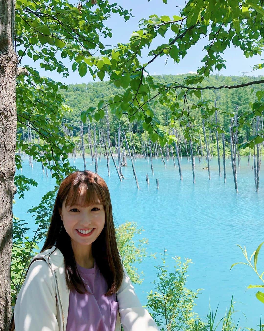 松中みなみさんのインスタグラム写真 - (松中みなみInstagram)「正解は・・・ #青い池 でした！ ・ ホントにめちゃめちゃ青くて! 空より青くて‼︎ びっくりした!🐬💙 ・ ・ 青い池から車ですぐの所に #白ひげの滝 もあって行ってきた🦕 マイナスイオン〜〜💭 ・ ・ ・ #夏休み #おすすめスポット 💙 #北海道 #美瑛 #インスタ映えスポット  #北海道旅行 #家族旅行」8月2日 20時29分 - minami_matsunaka